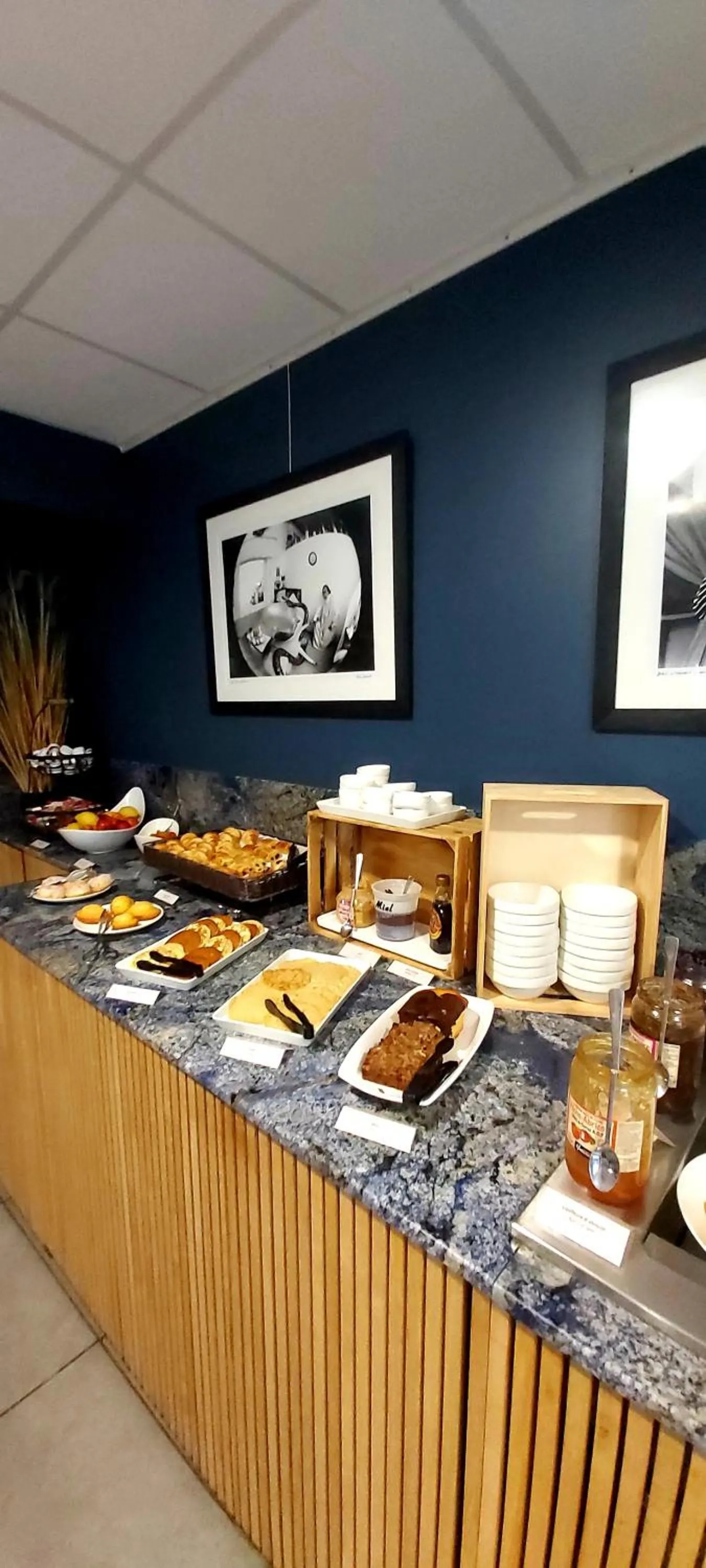 Buffet breakfast in Dali Hôtel Perpignan - Restaurant