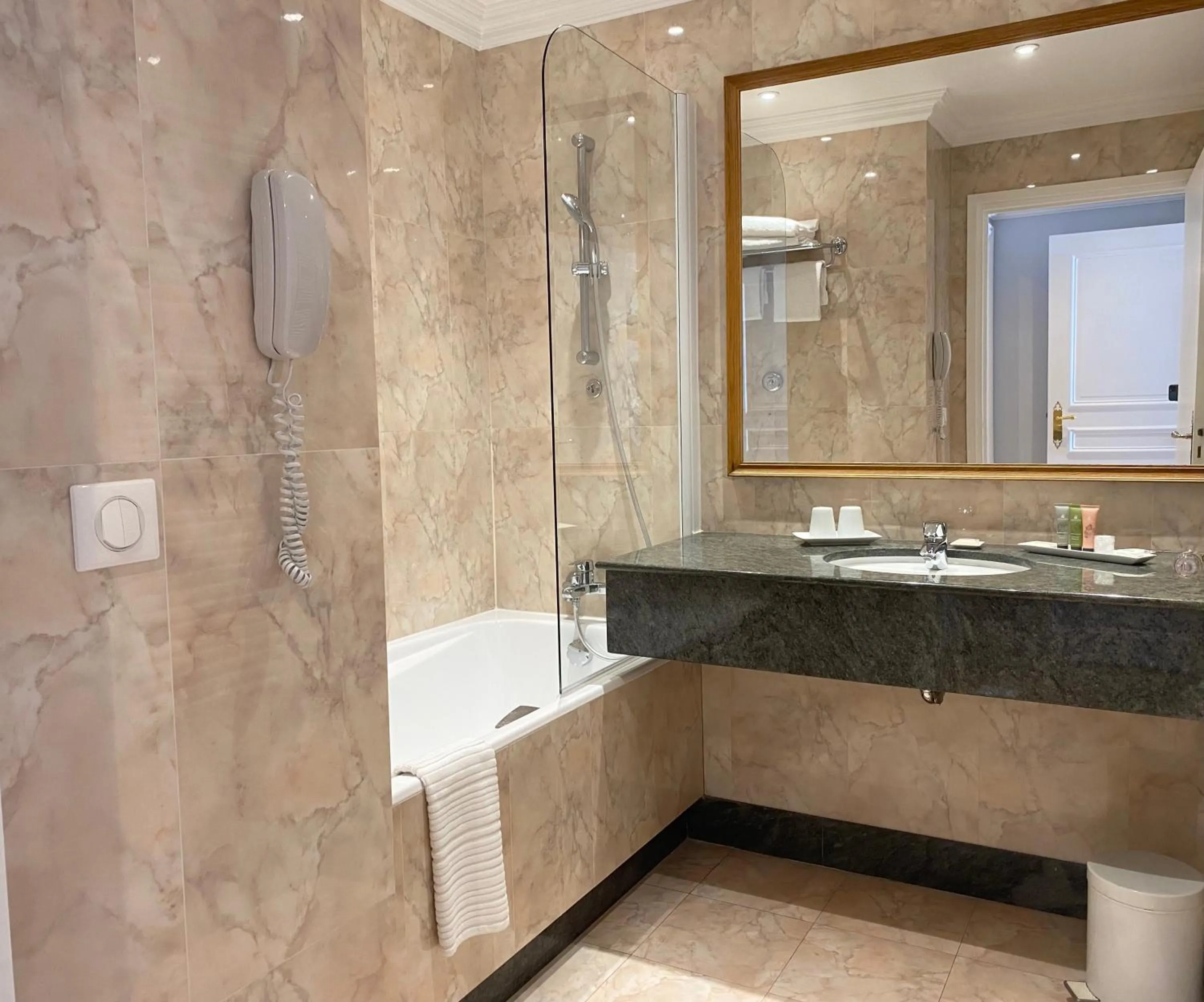 Bathroom in Le Littré