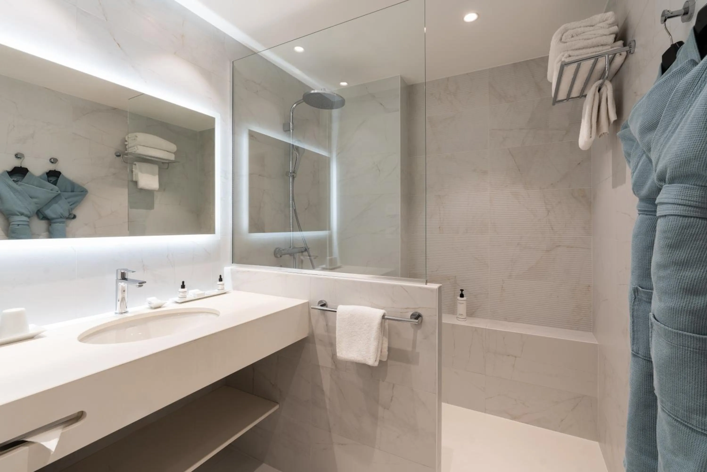Shower in Le Littré