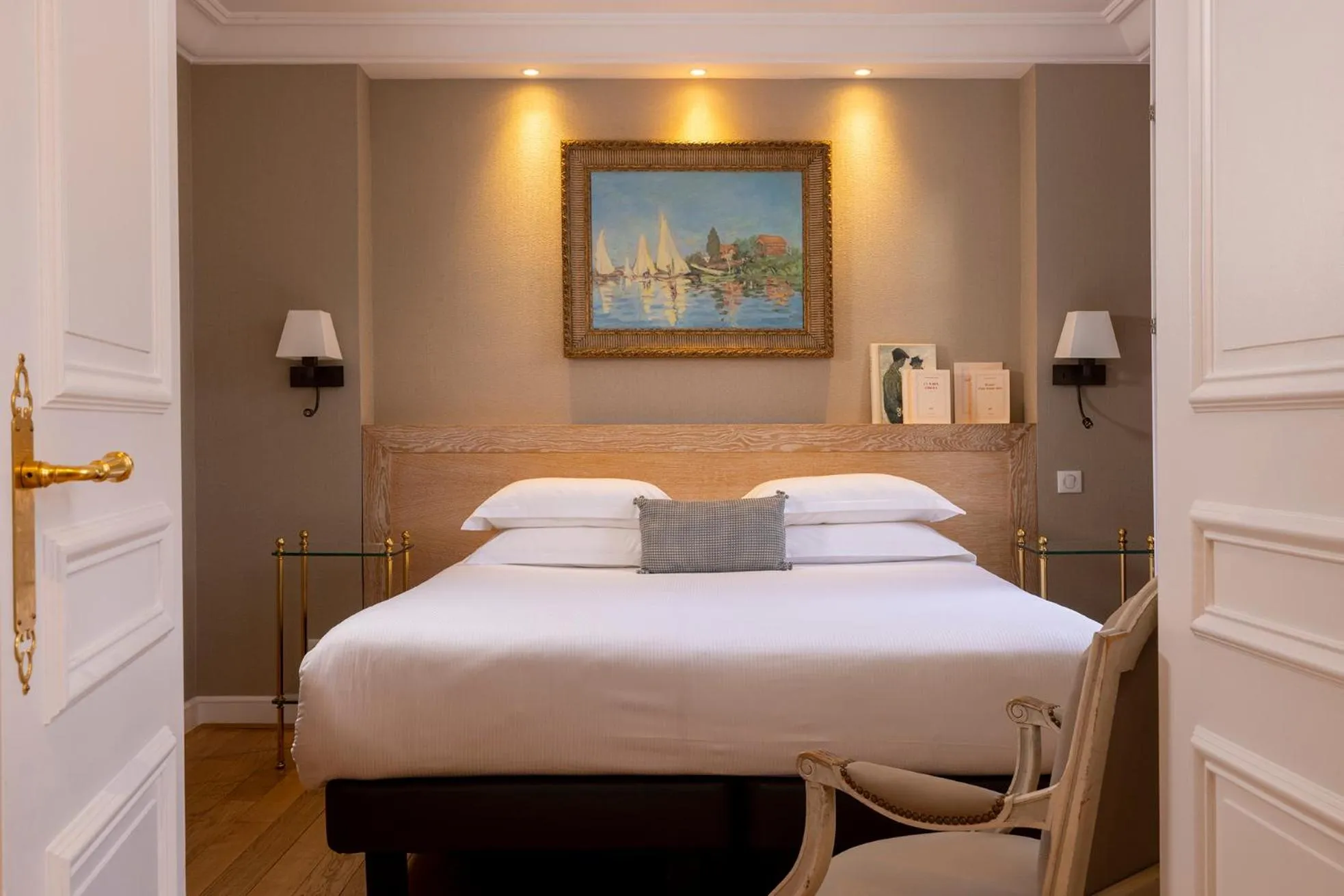 Bedroom, Bed in Le Littré