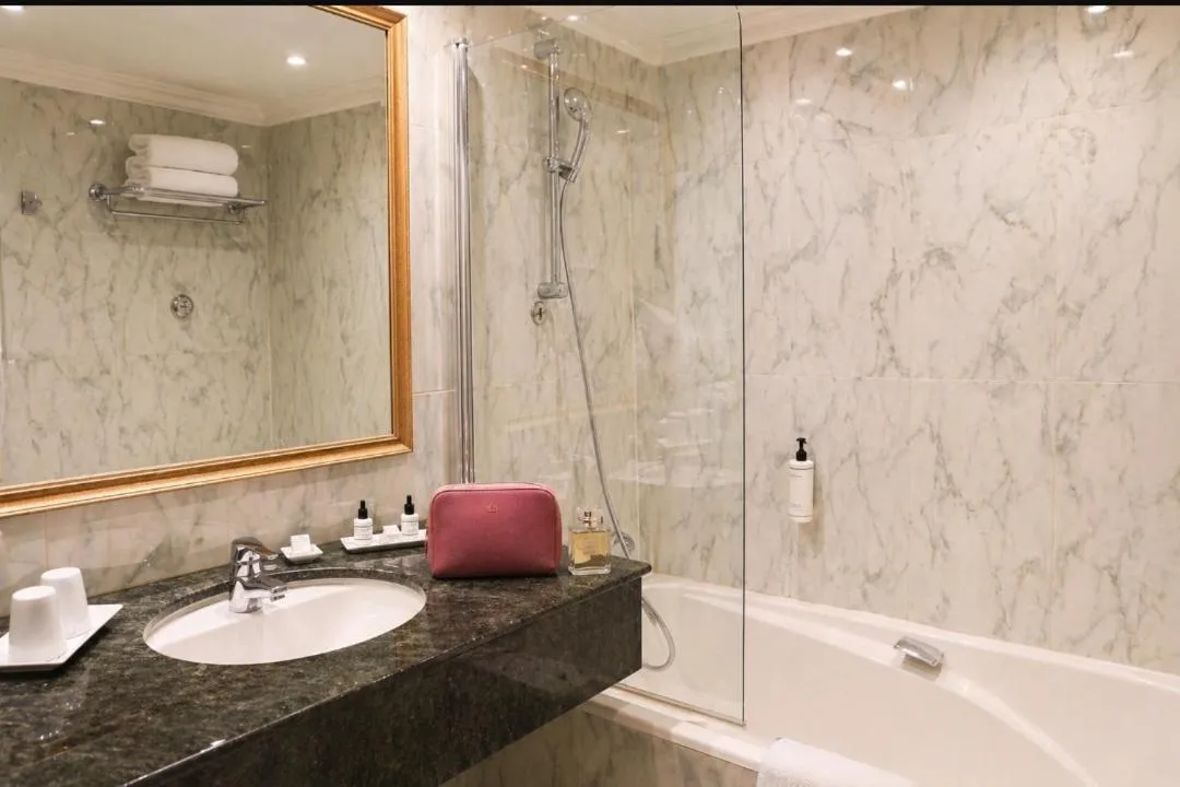 Shower in Le Littré