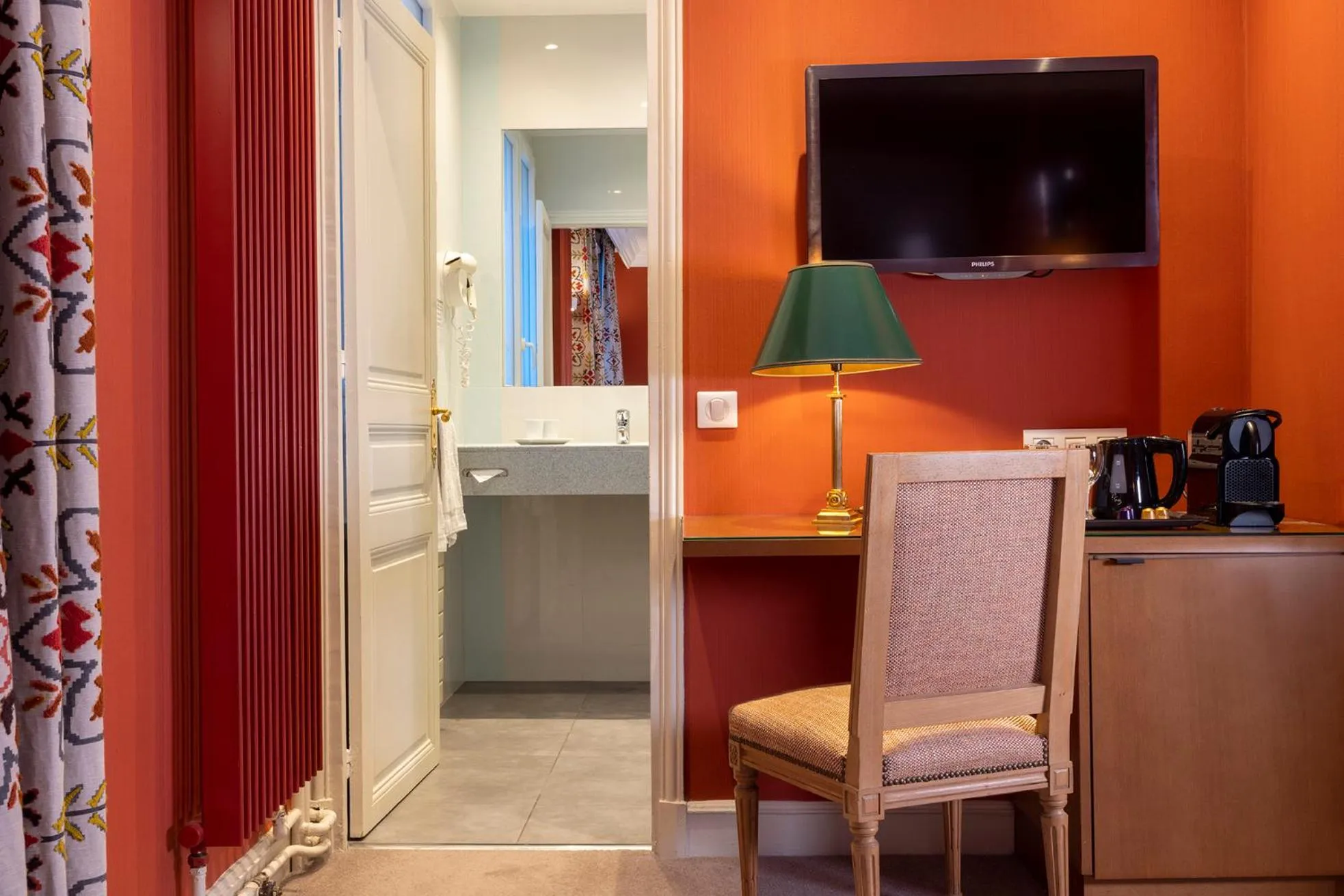 Bedroom in Le Littré