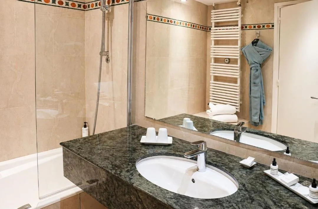 Shower in Le Littré