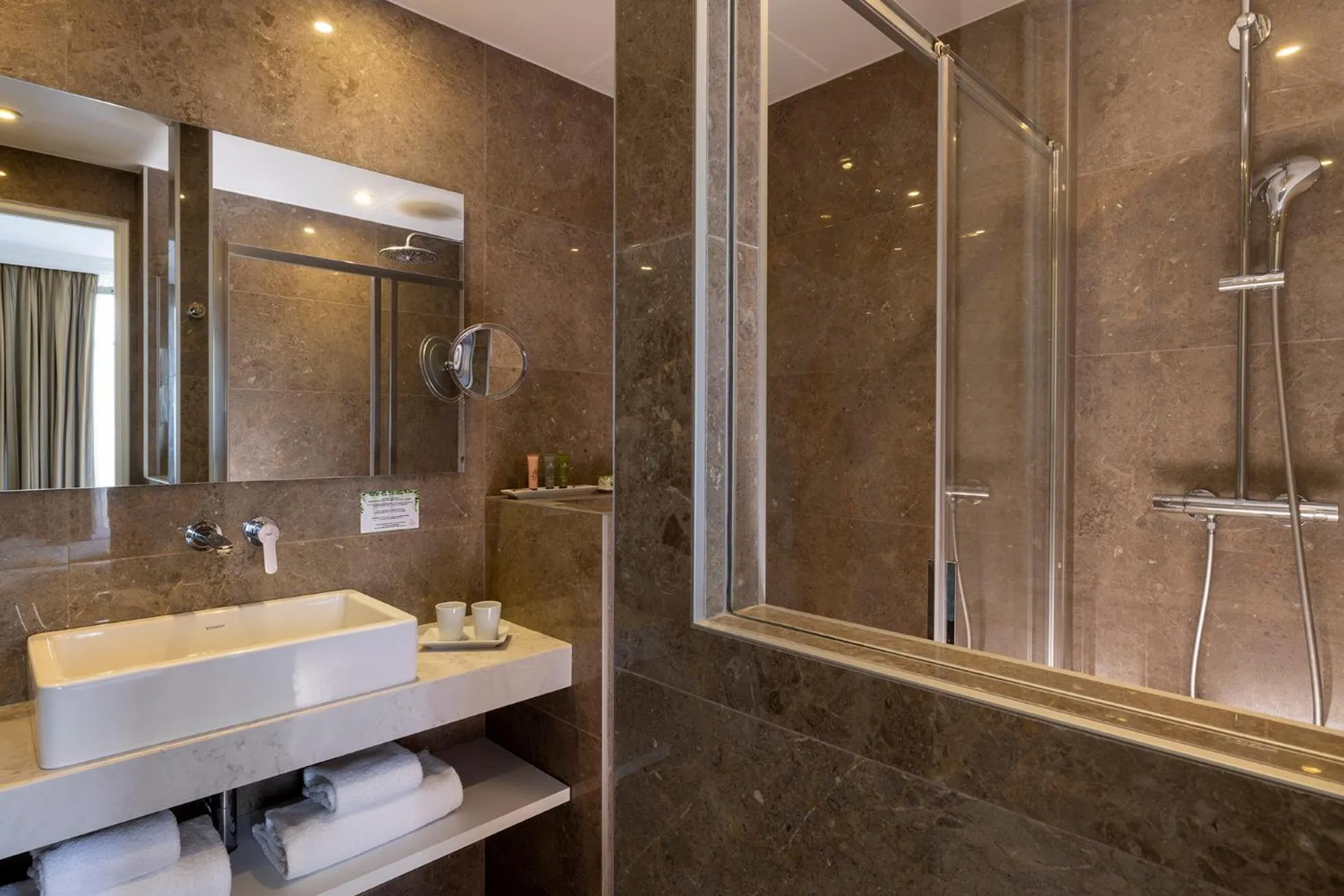 Bathroom in Le Littré