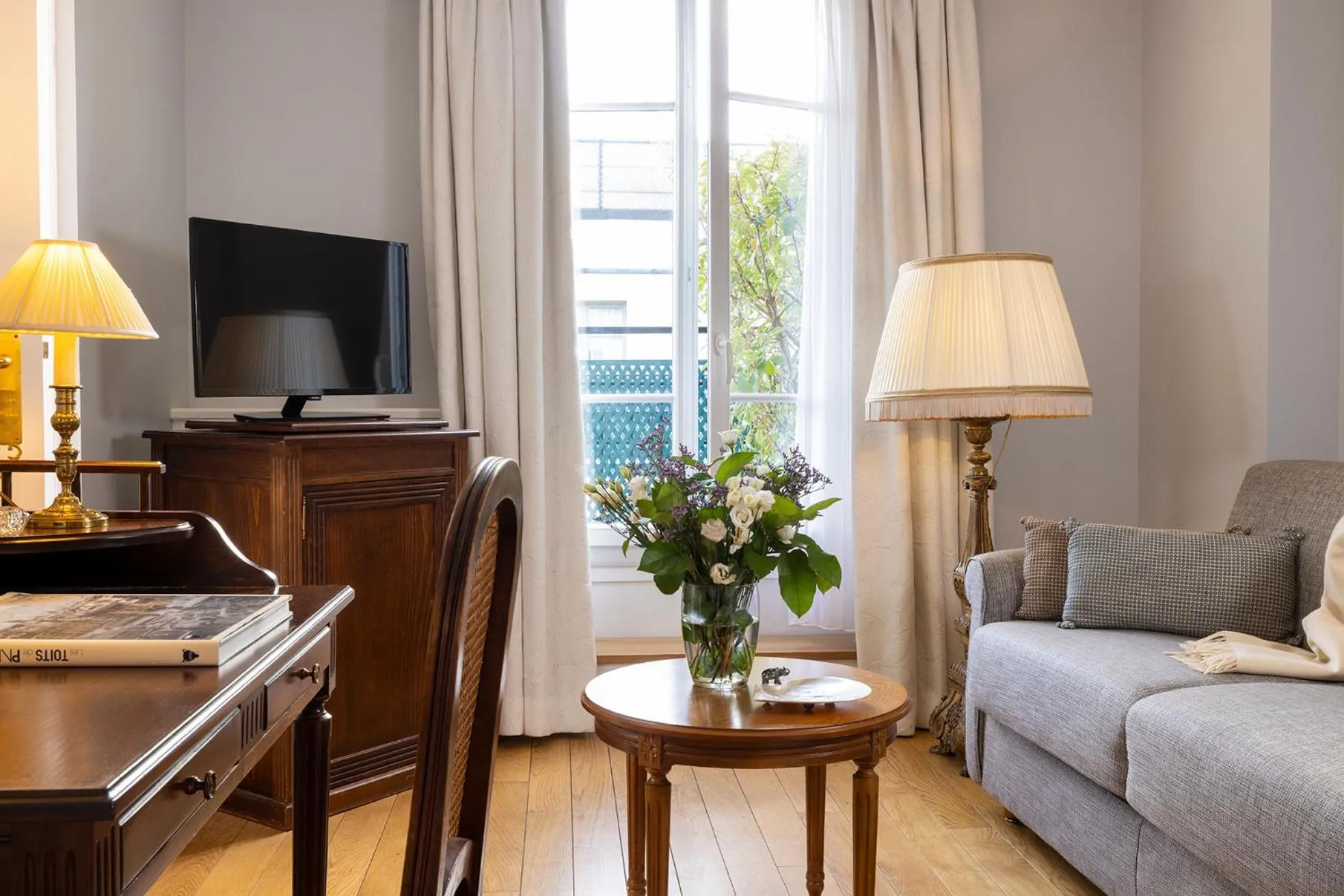 Bedroom in Le Littré