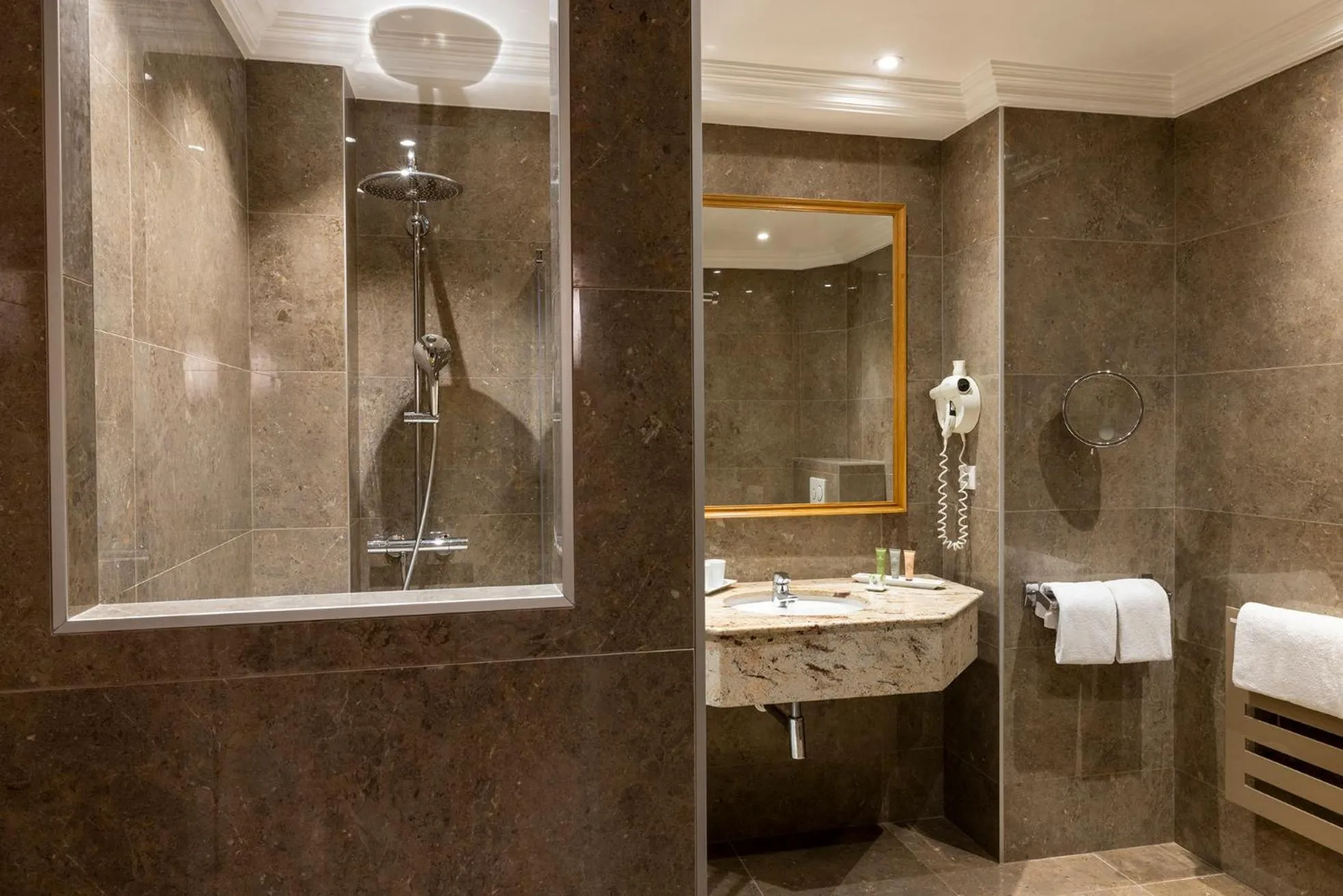 Shower in Le Littré
