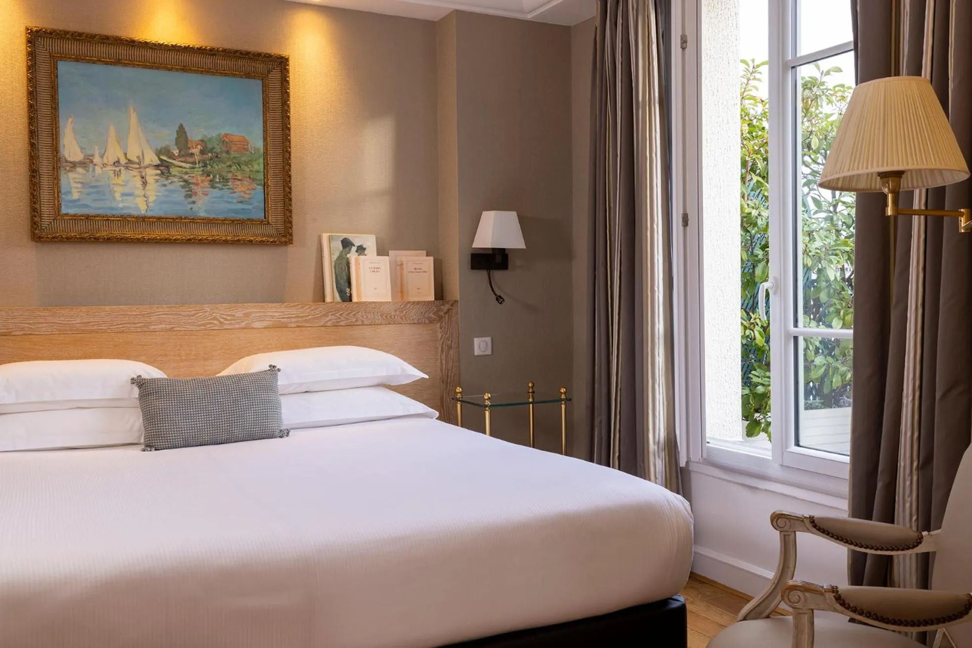 Bedroom, Bed in Le Littré