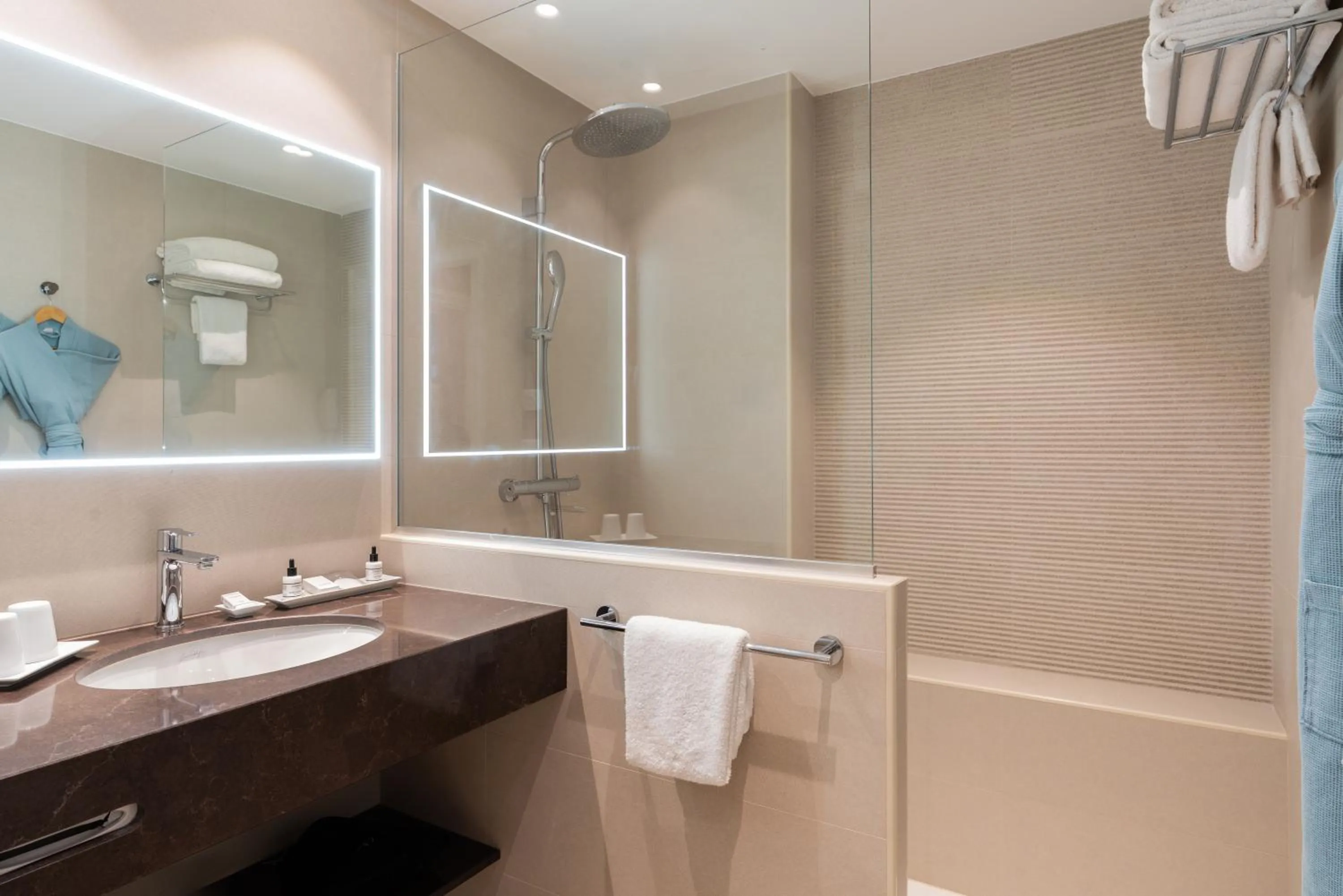 Shower in Le Littré