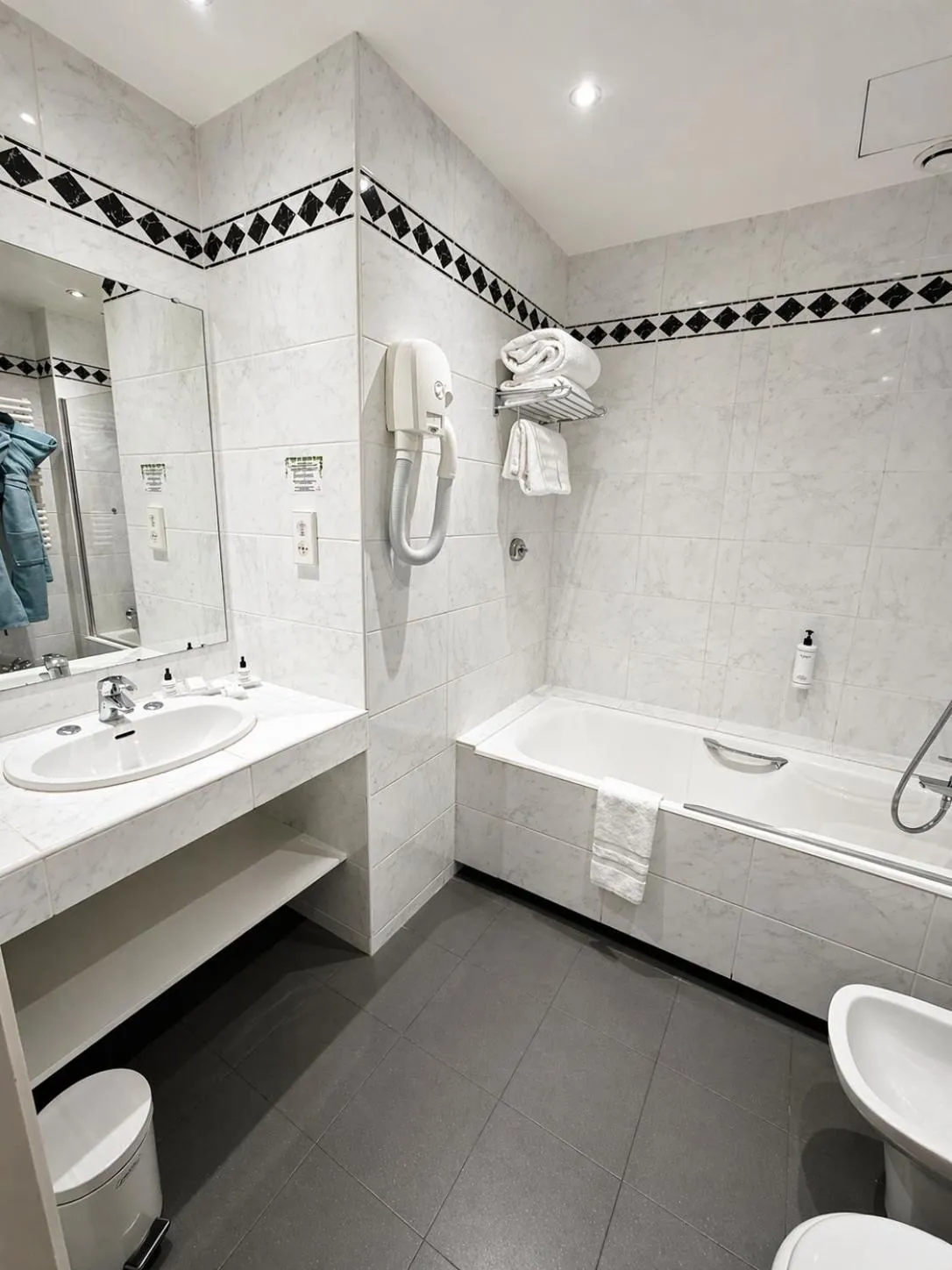 Shower in Le Littré
