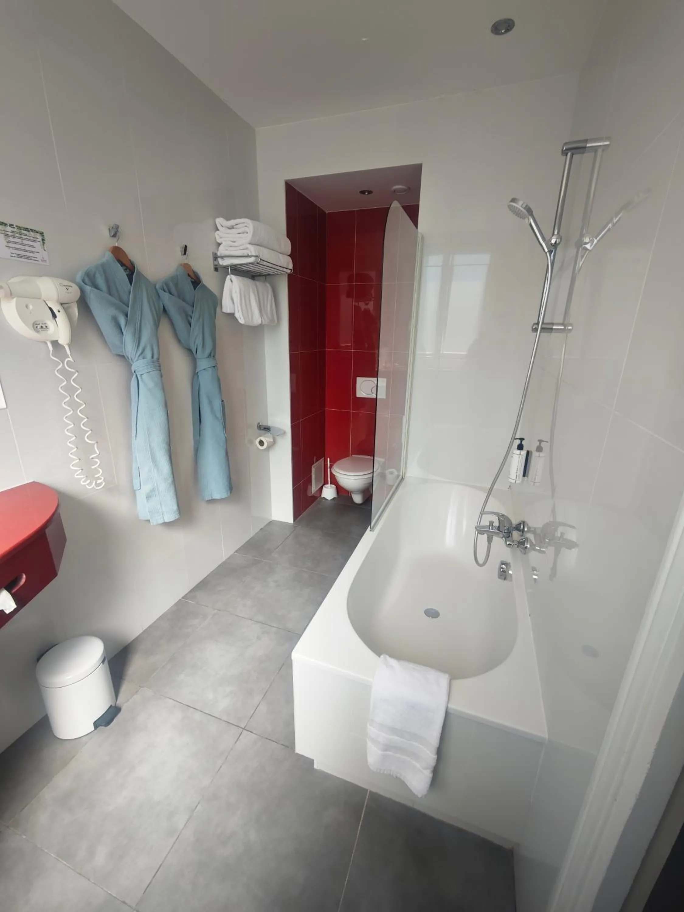 Shower in Le Littré