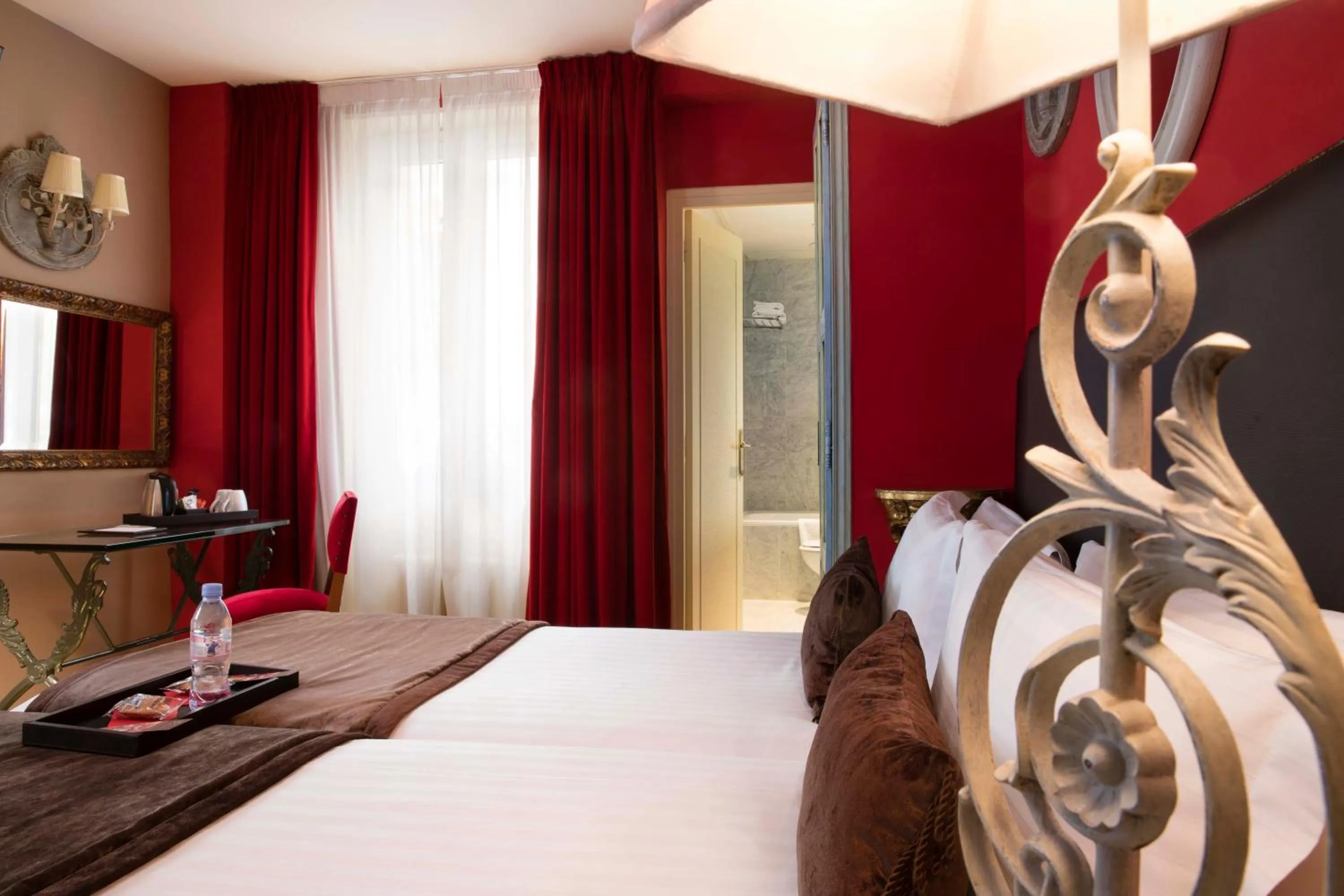 Bed in Hotel Des Deux Continents