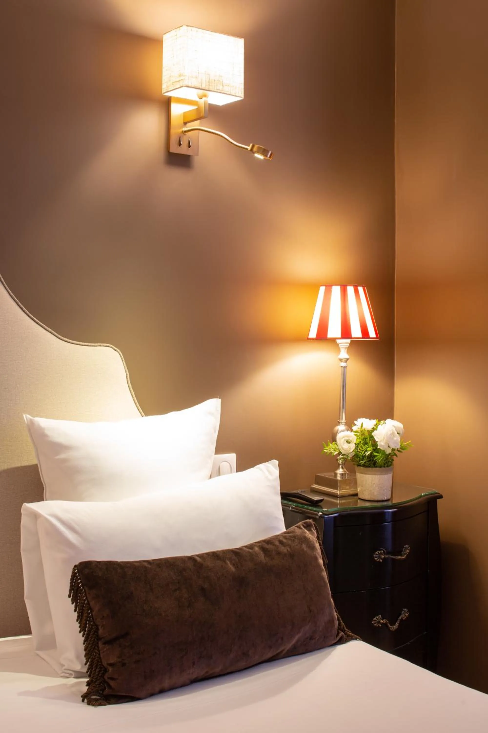 Decorative detail, Bed in Hotel Des Deux Continents