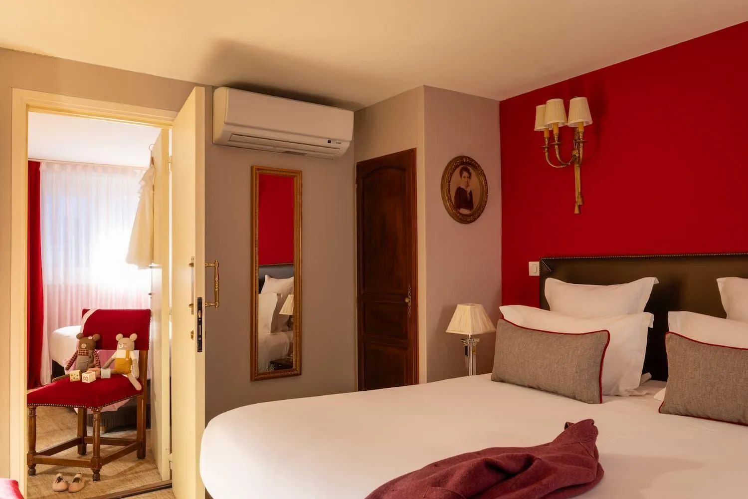 Bedroom, Bed in Hotel Des Deux Continents