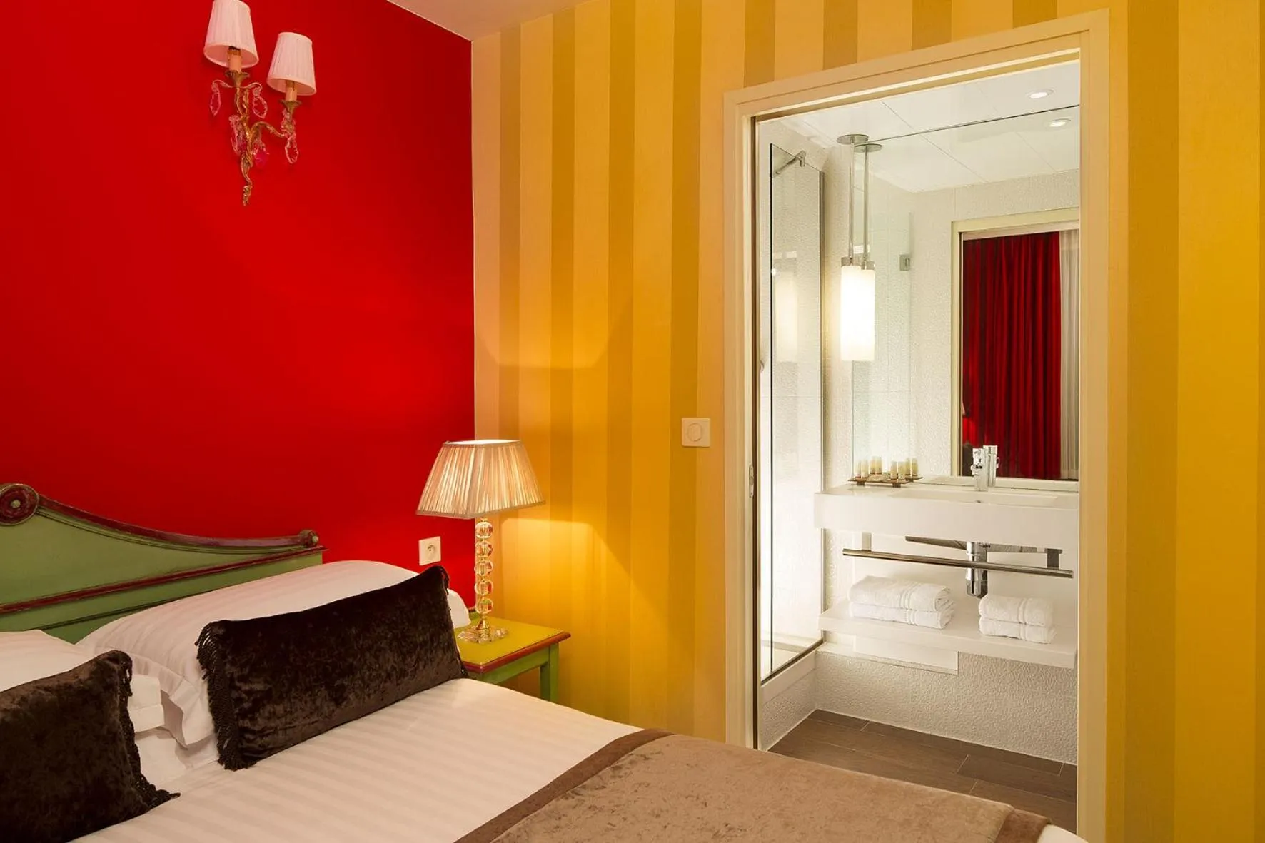 Bed in Hotel Des Deux Continents