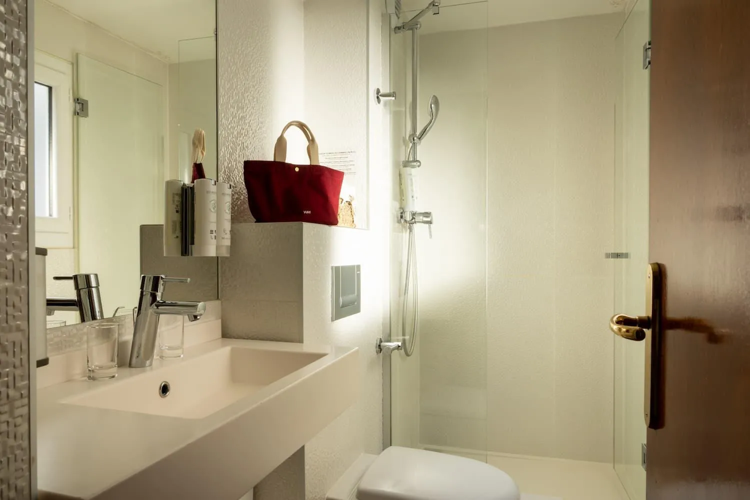 Bathroom in Hotel Des Deux Continents