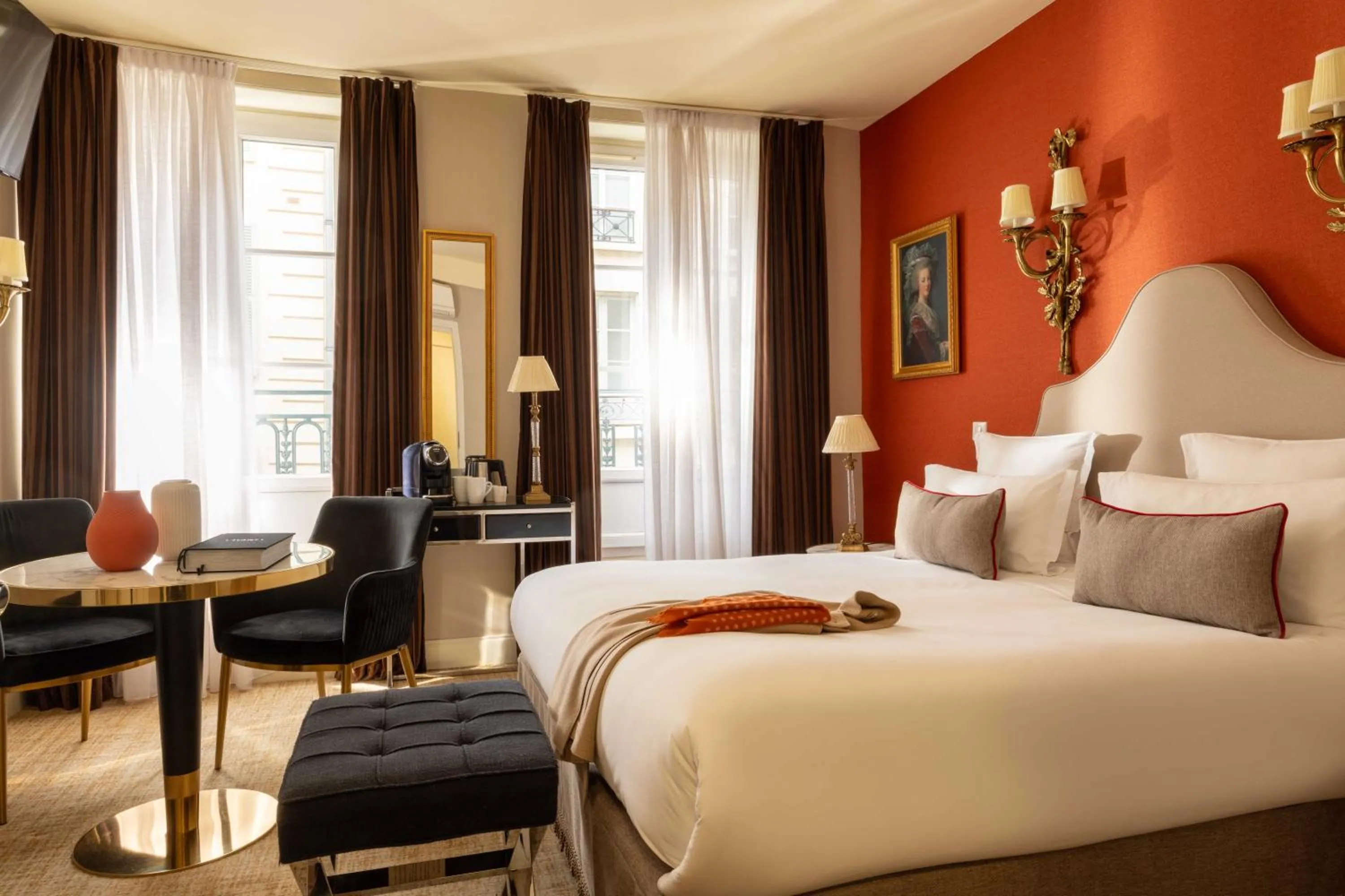 Photo of the whole room, Bed in Hotel Des Deux Continents