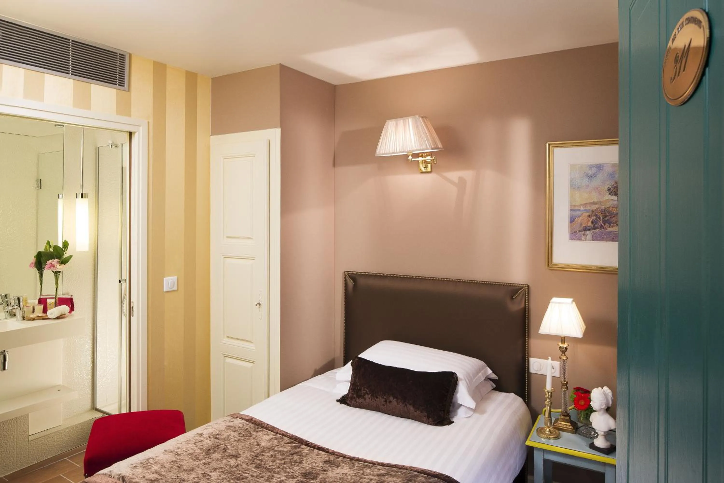 Bed in Hotel Des Deux Continents