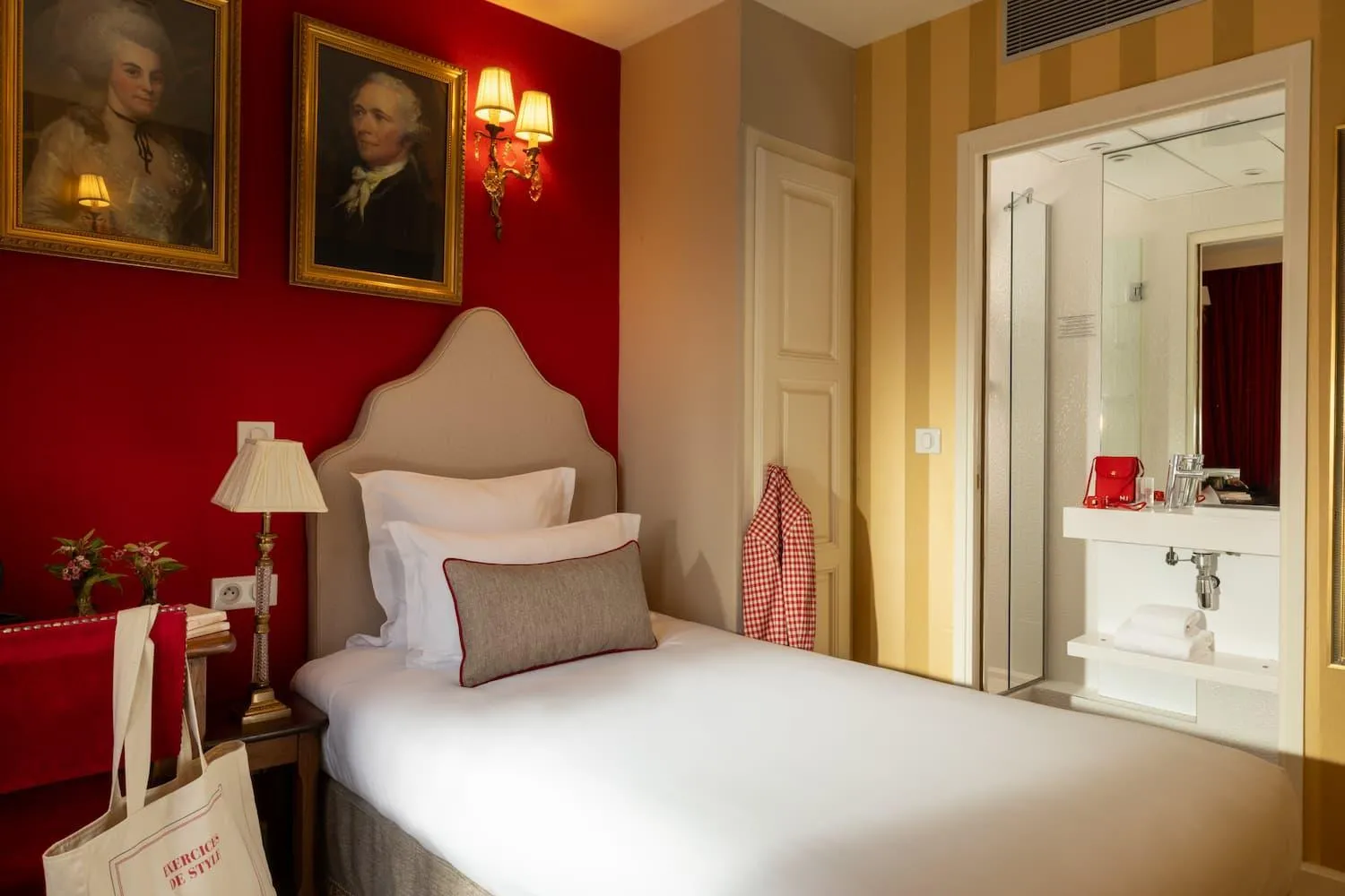 Bed in Hotel Des Deux Continents