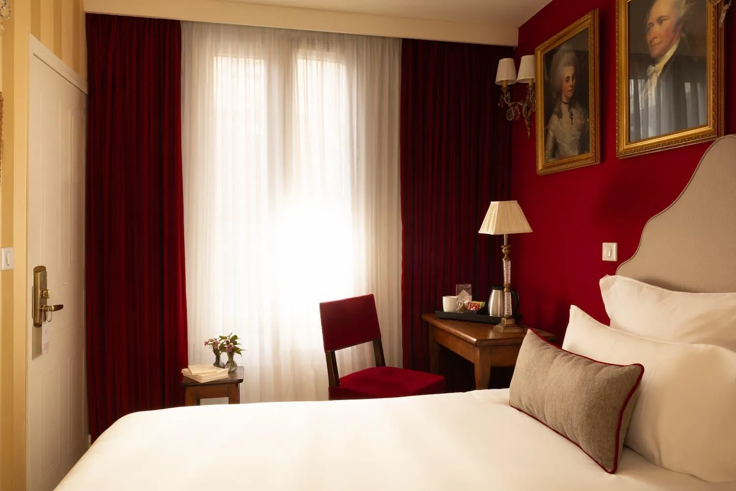 Bed in Hotel Des Deux Continents