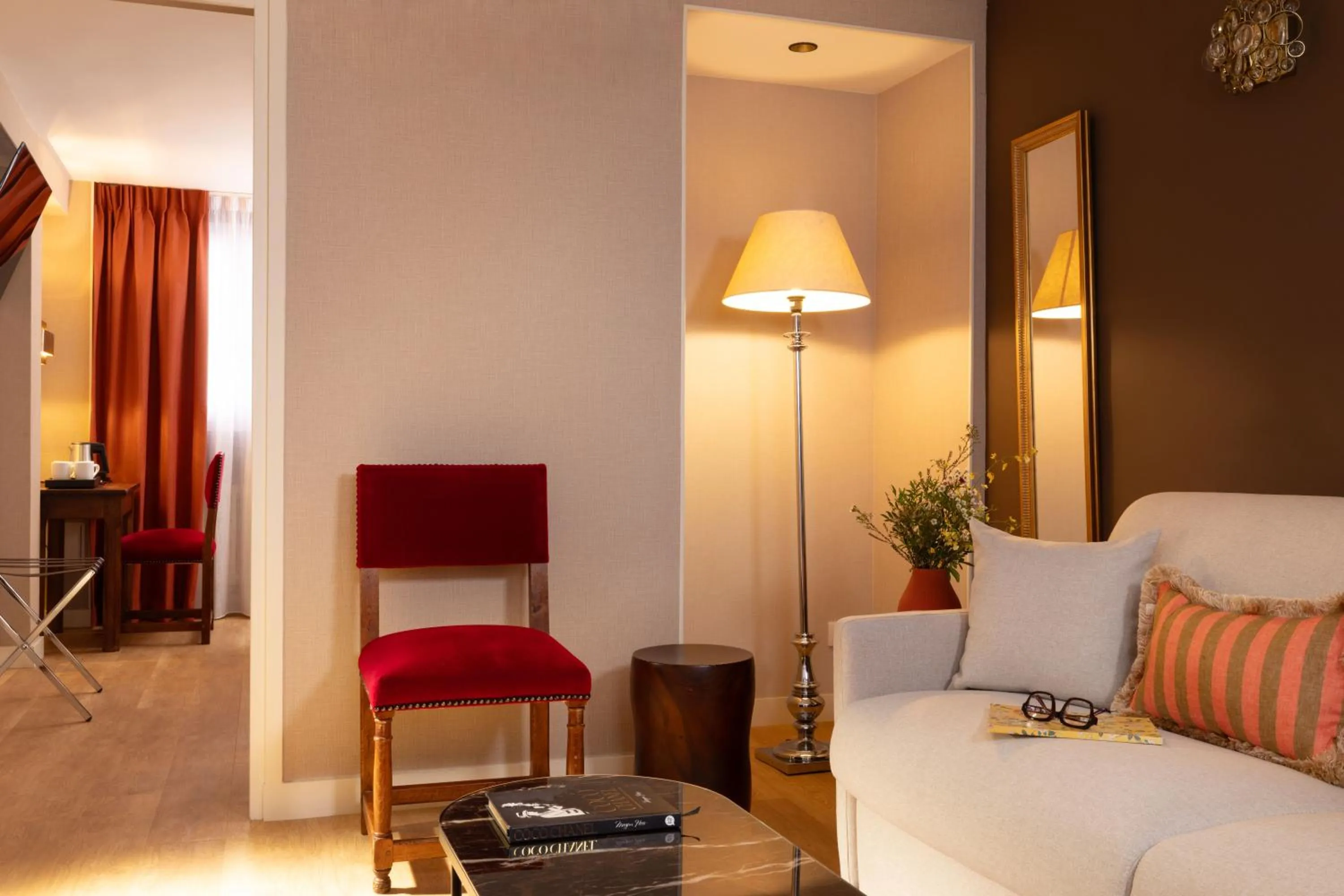 Seating area in Hotel Des Deux Continents