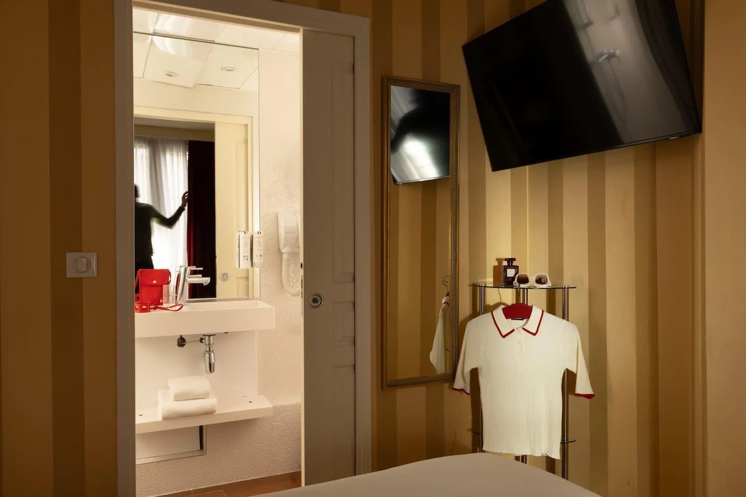 Photo of the whole room in Hotel Des Deux Continents