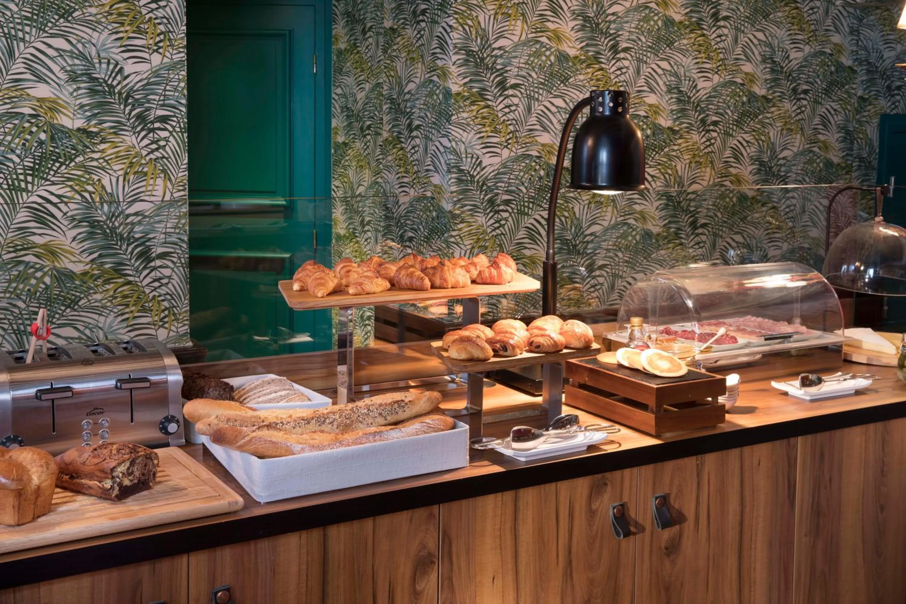 Buffet breakfast in Hotel Des Deux Continents