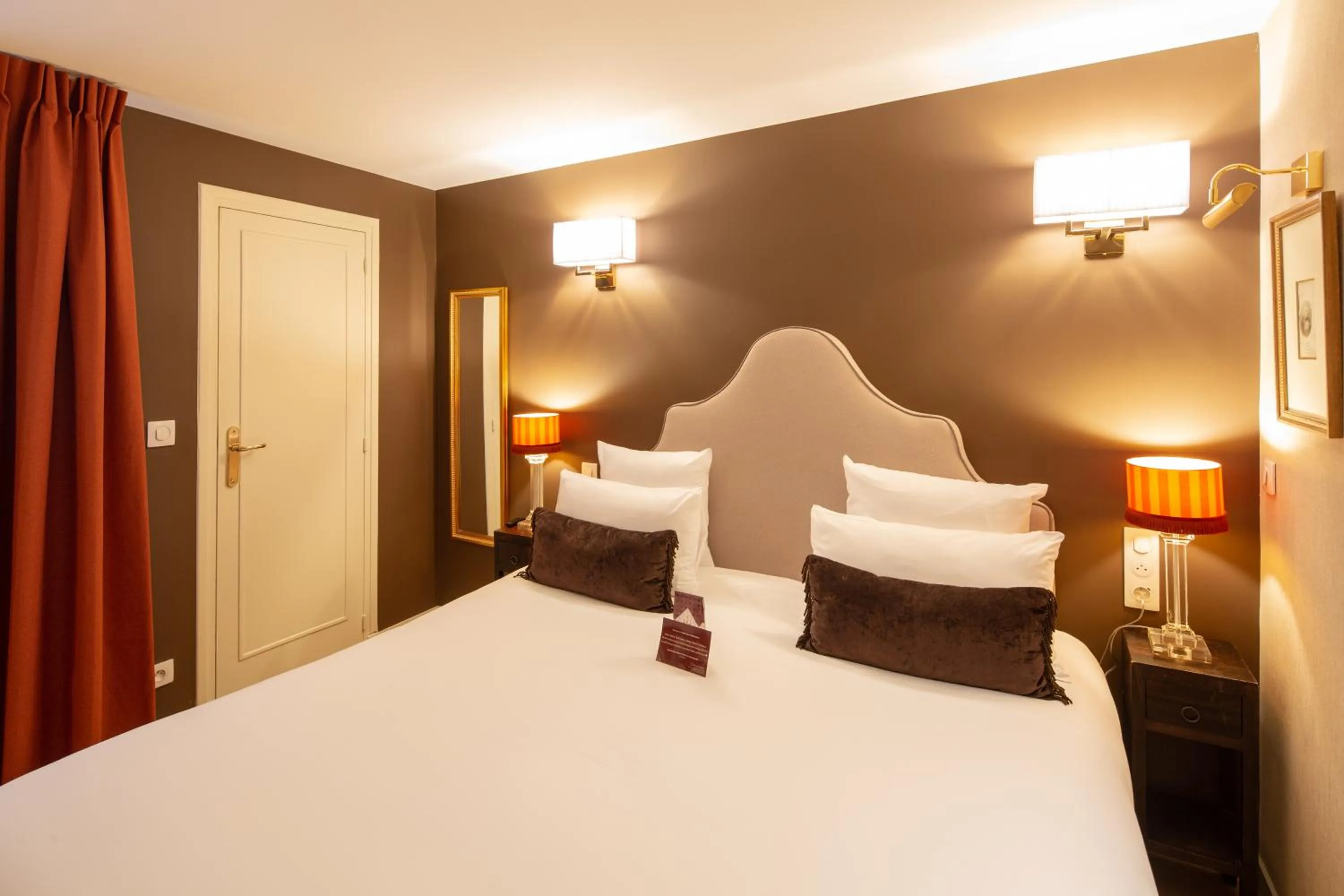 Bed in Hotel Des Deux Continents