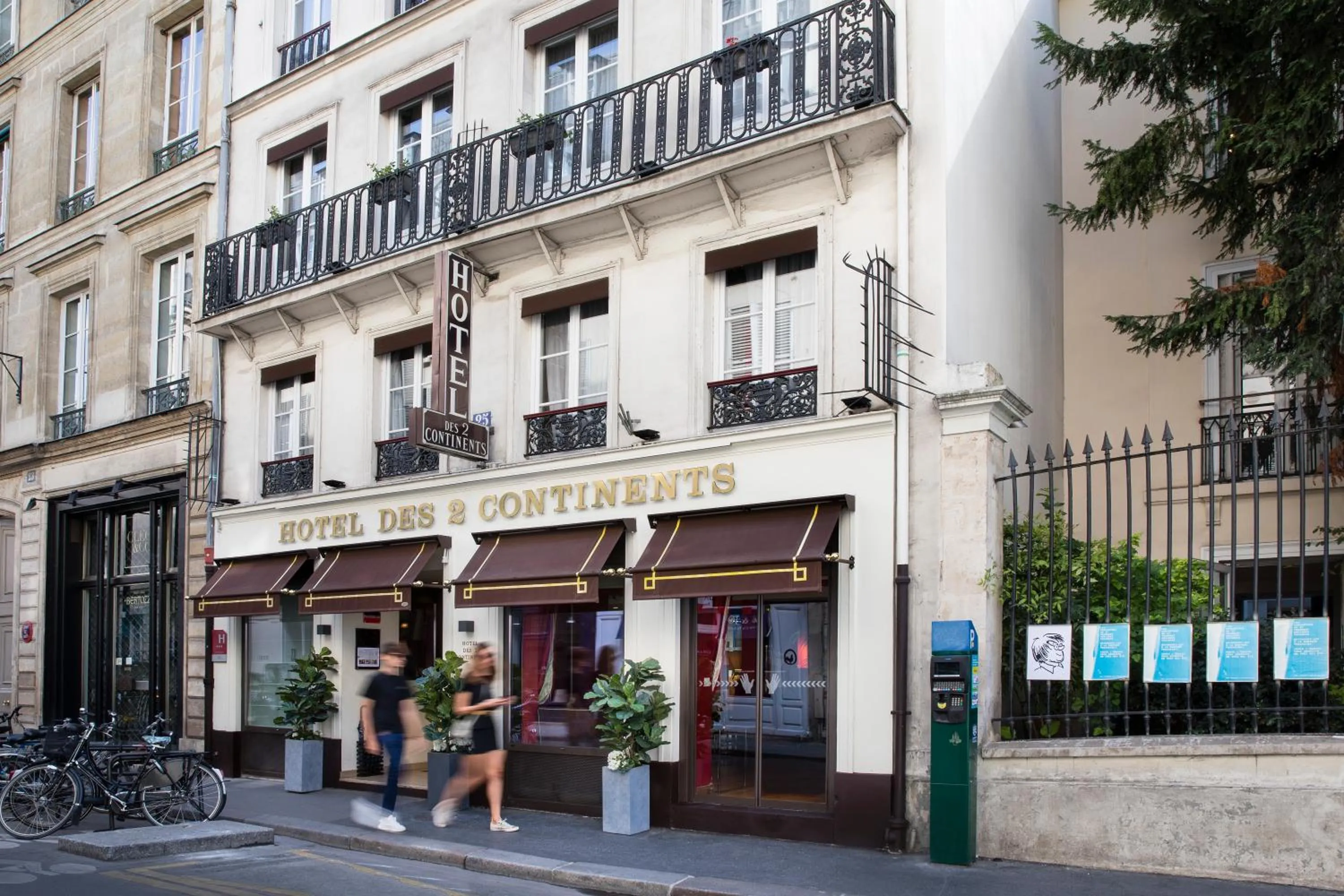 Facade/entrance in Hotel Des Deux Continents