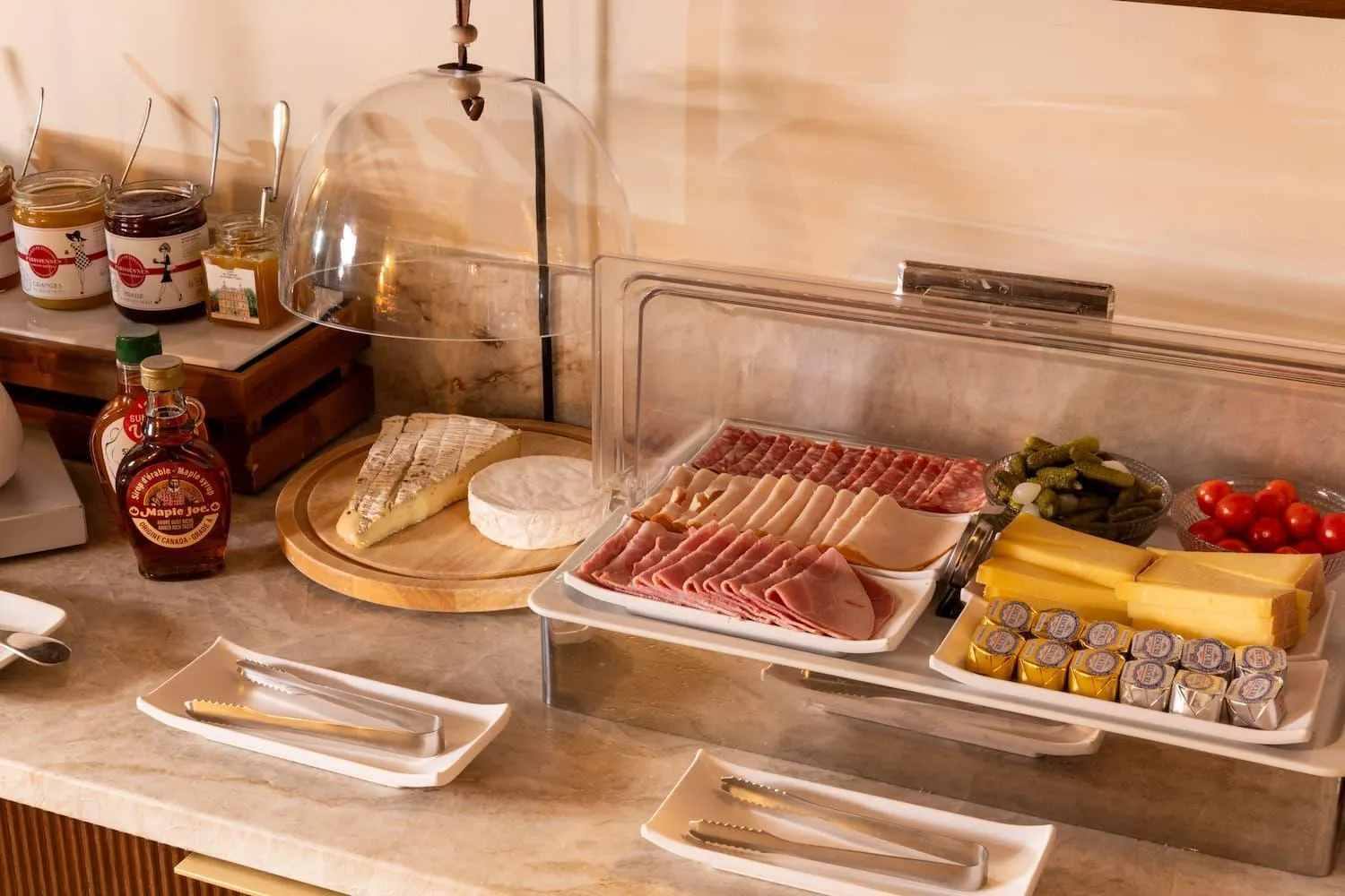 Buffet breakfast in Hotel Des Deux Continents