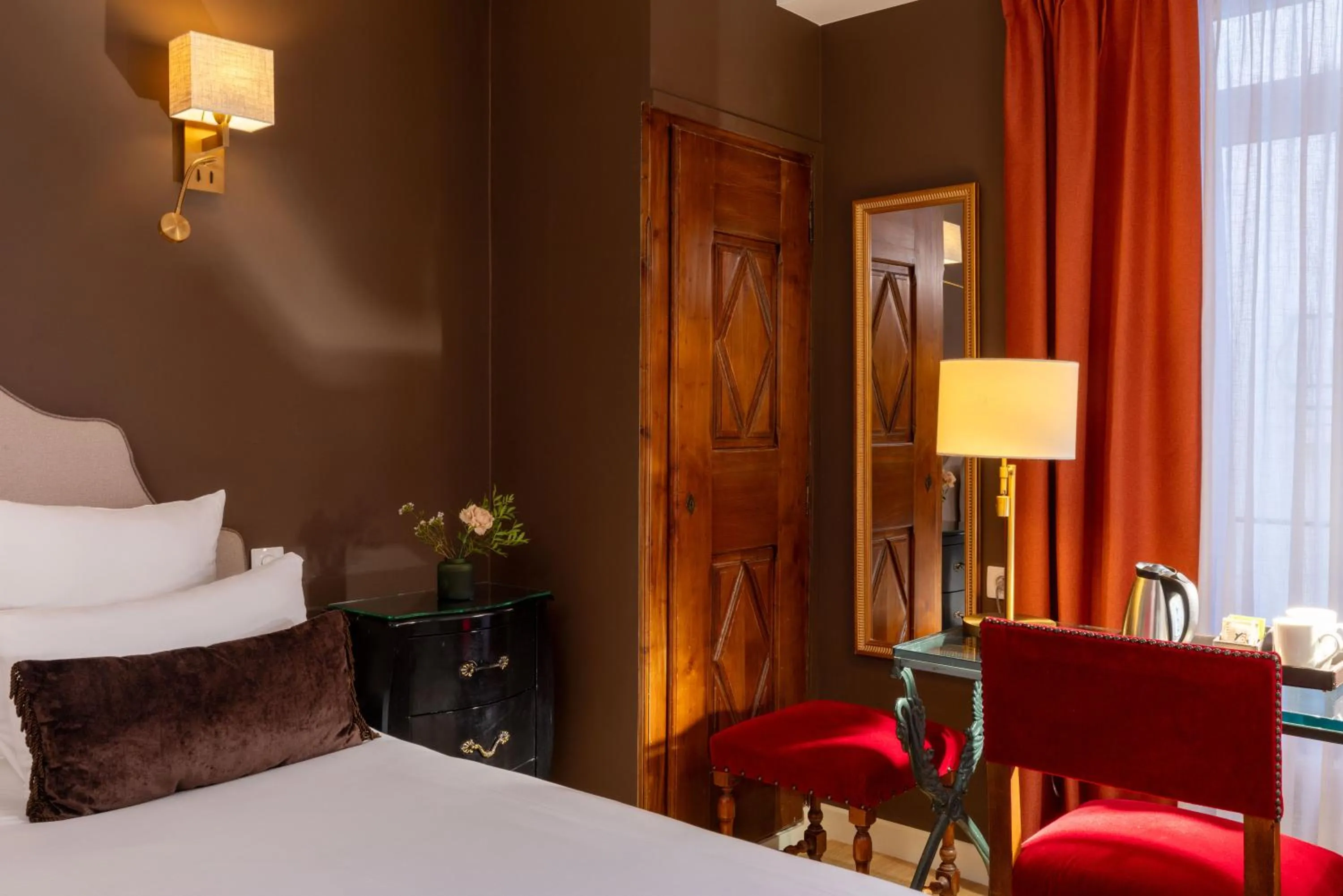 Decorative detail, Bed in Hotel Des Deux Continents