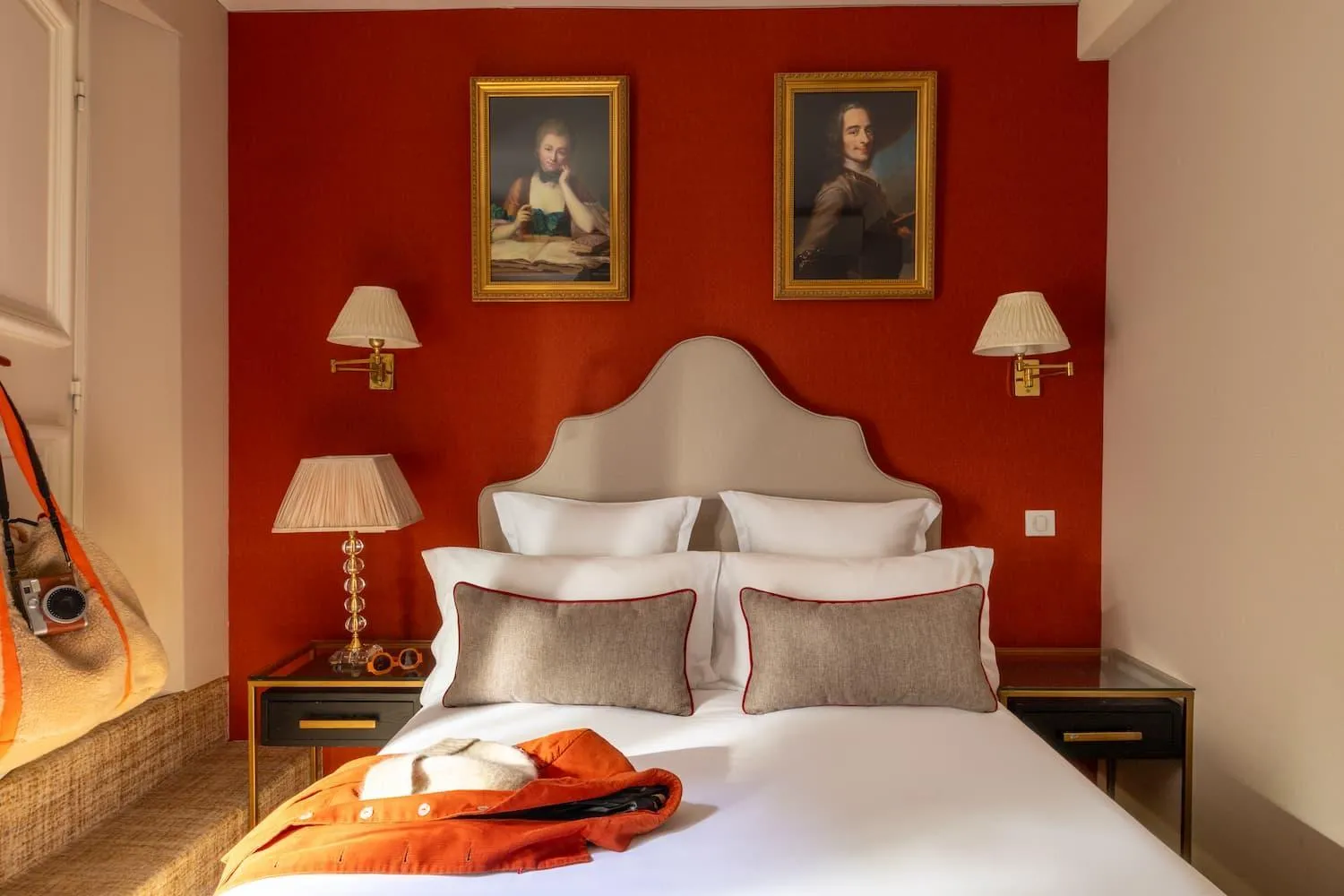 Bed in Hotel Des Deux Continents