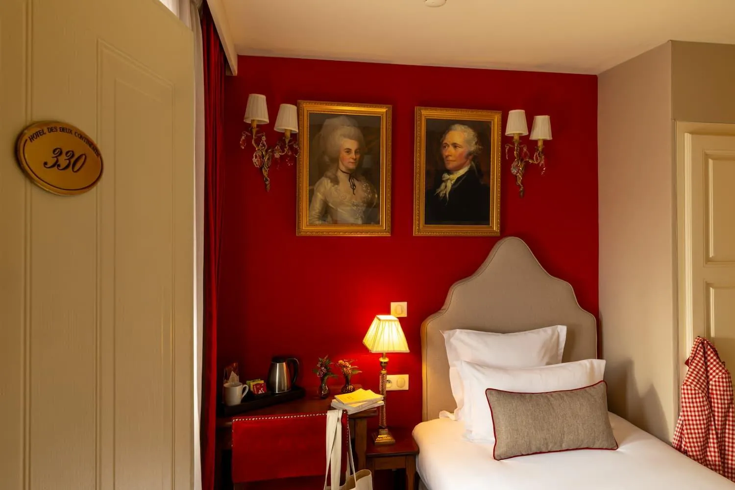 Bedroom, Bed in Hotel Des Deux Continents