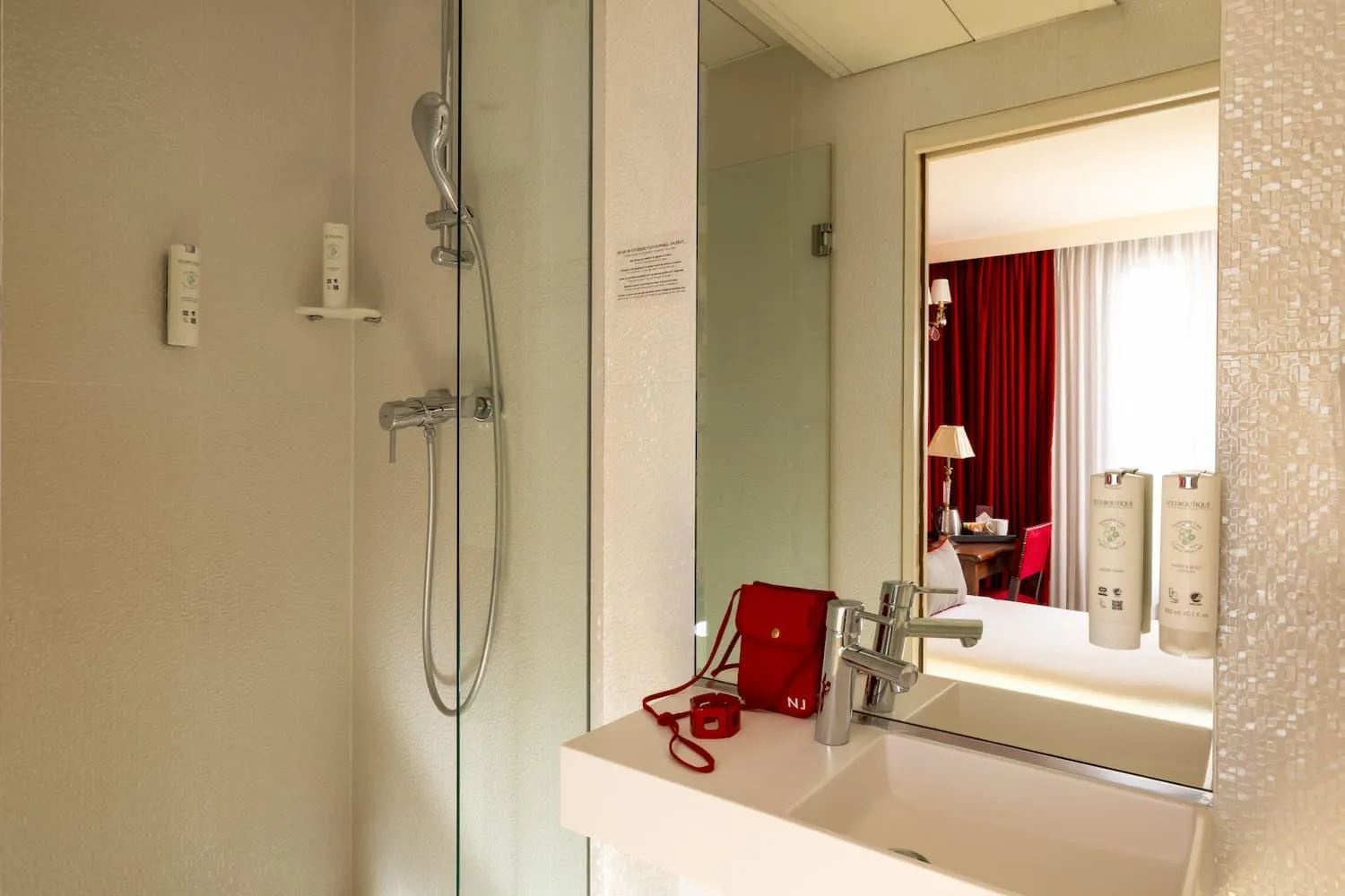 Bathroom in Hotel Des Deux Continents