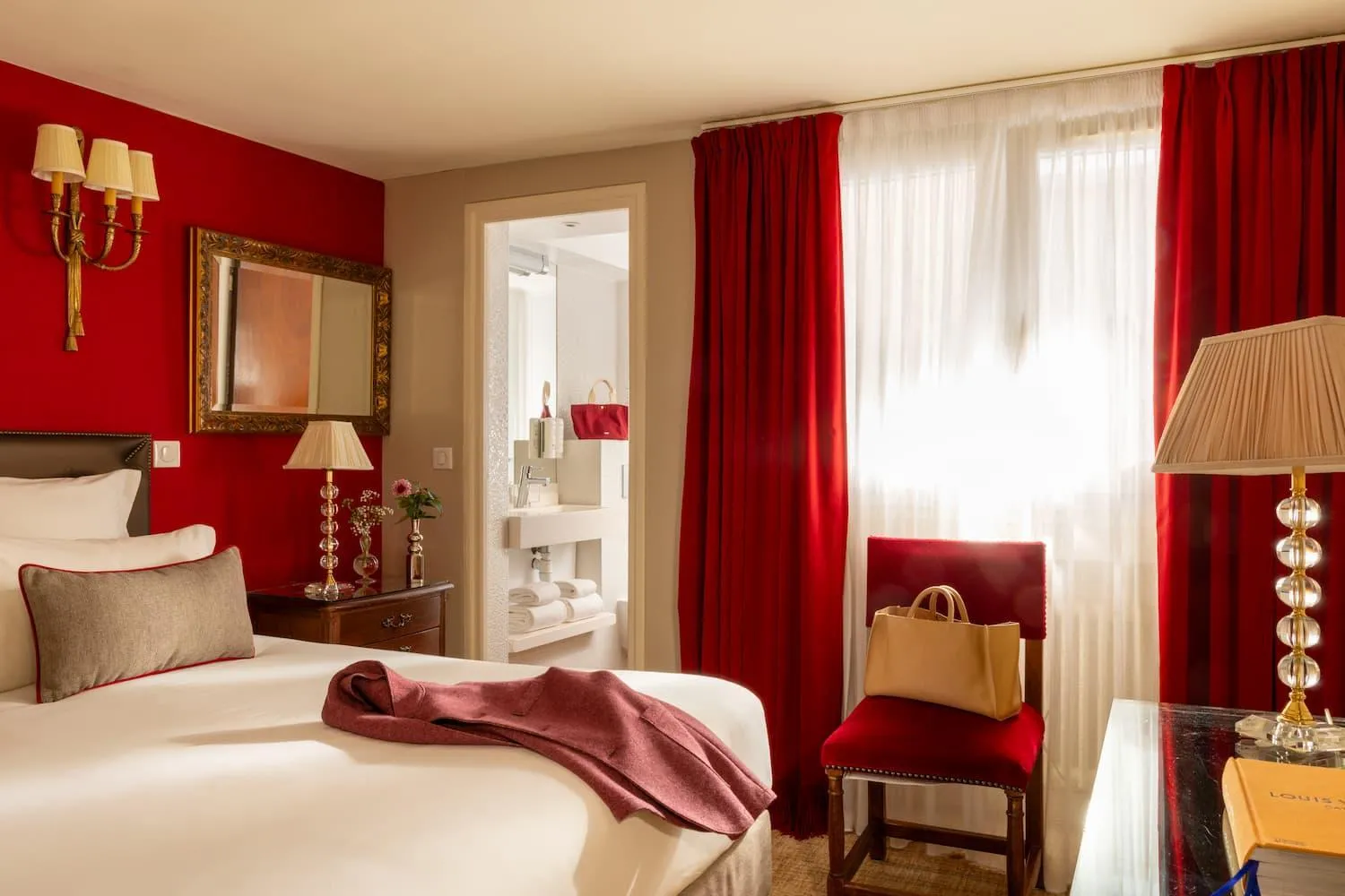Photo of the whole room, Bed in Hotel Des Deux Continents