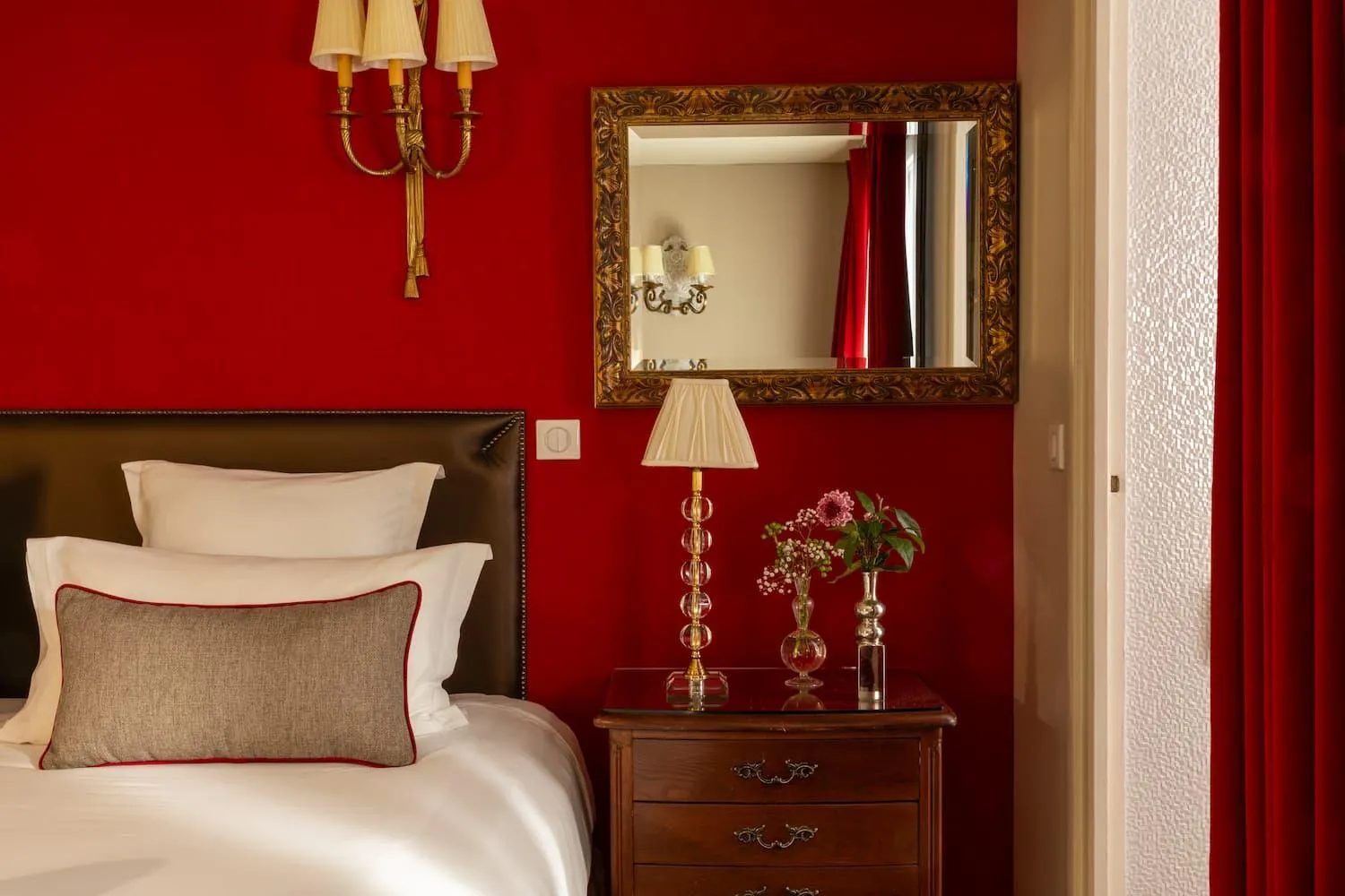 Bed in Hotel Des Deux Continents