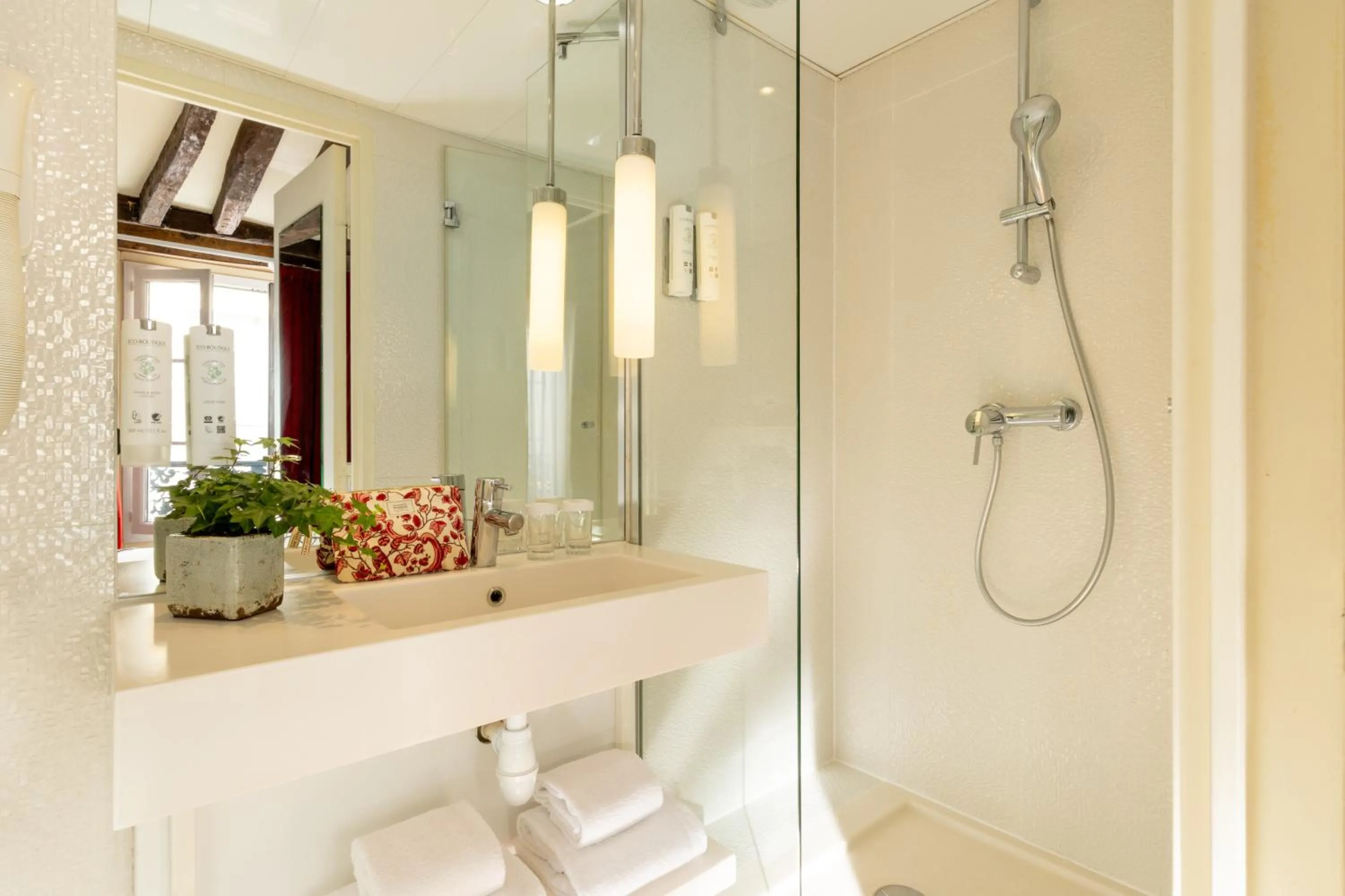 Bathroom in Hotel Des Deux Continents