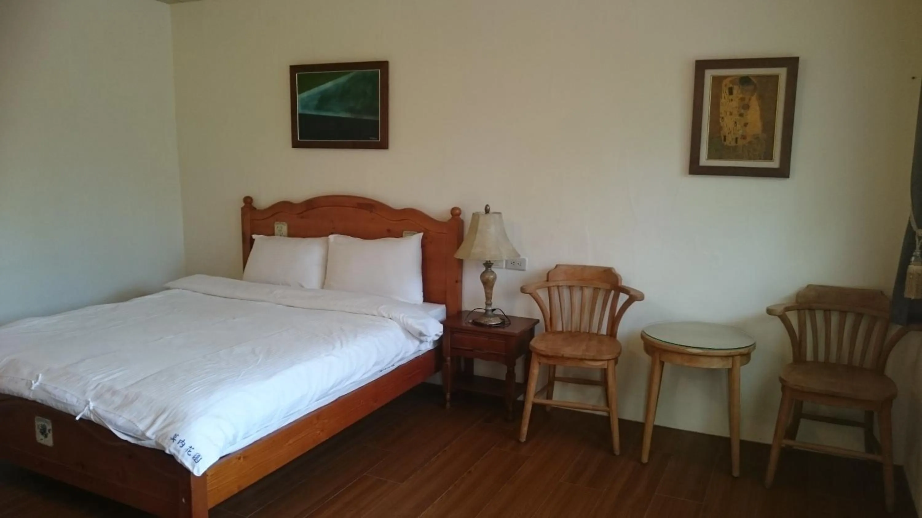 Bedroom, Bed in Monet Garden Coffee Farm