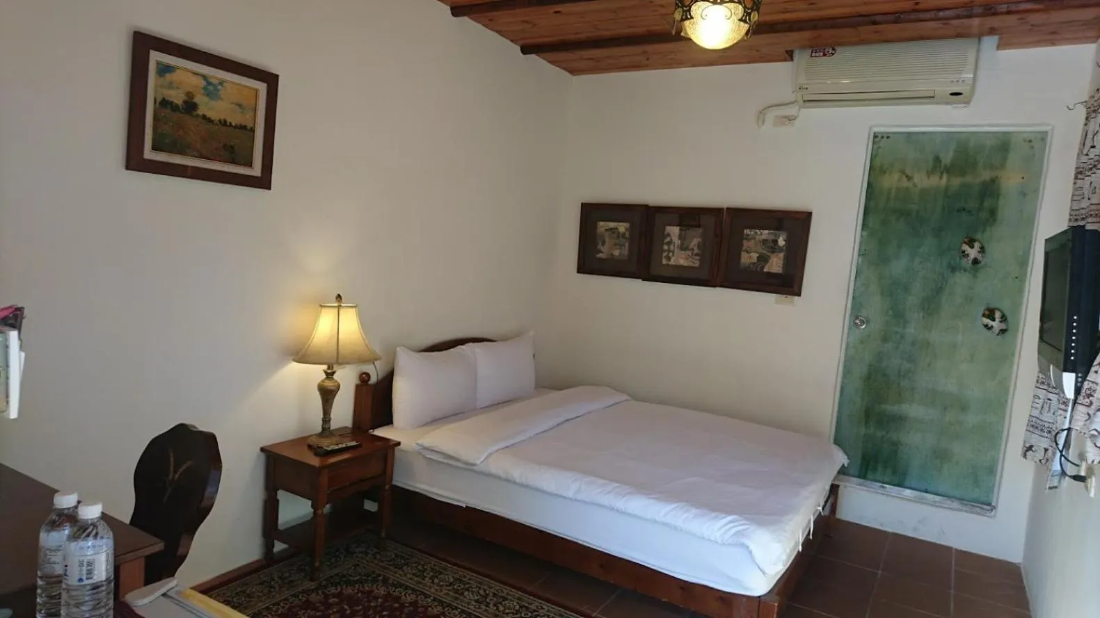 Photo of the whole room, Bed in Monet Garden Coffee Farm