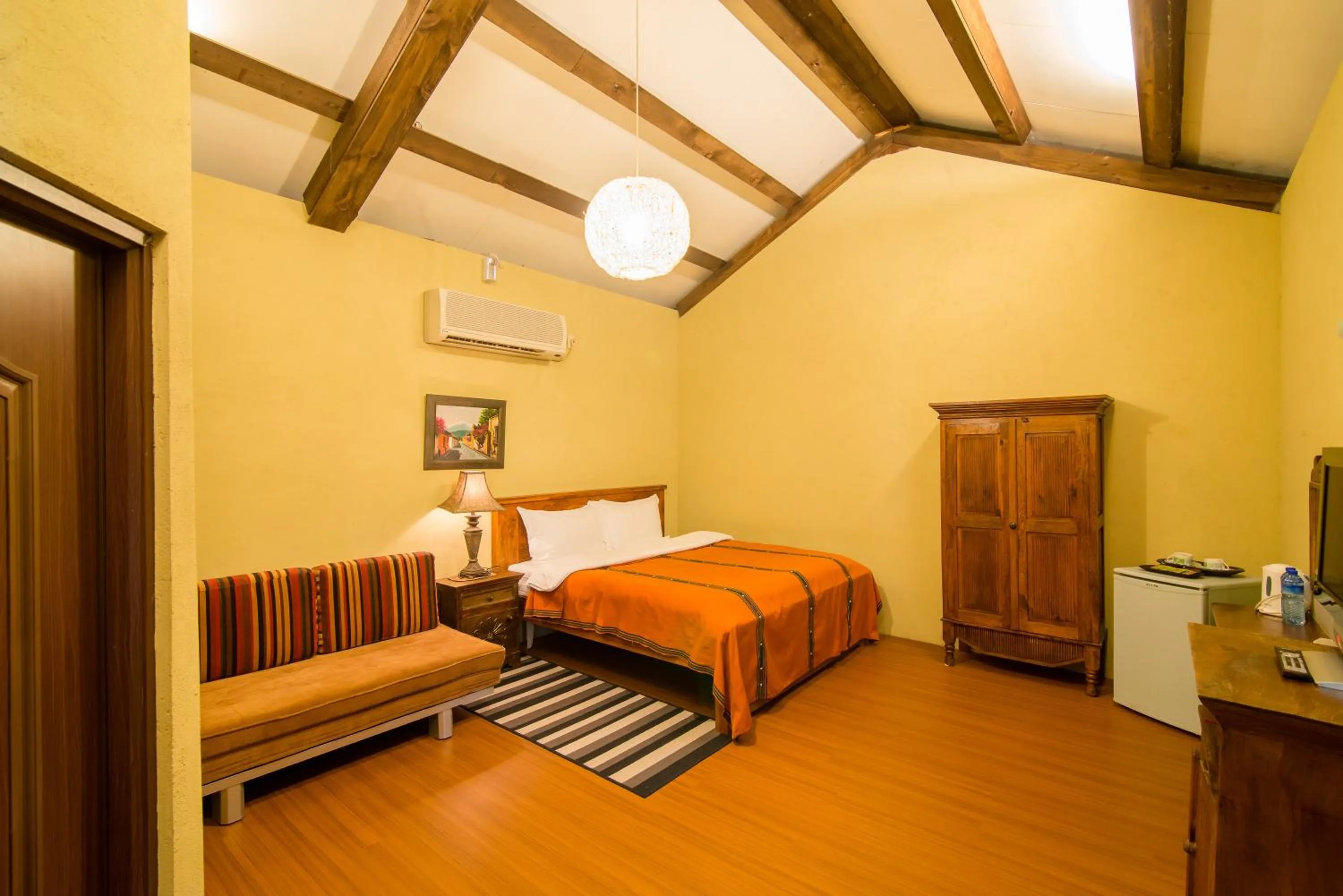 Photo of the whole room, Bed in Monet Garden Coffee Farm