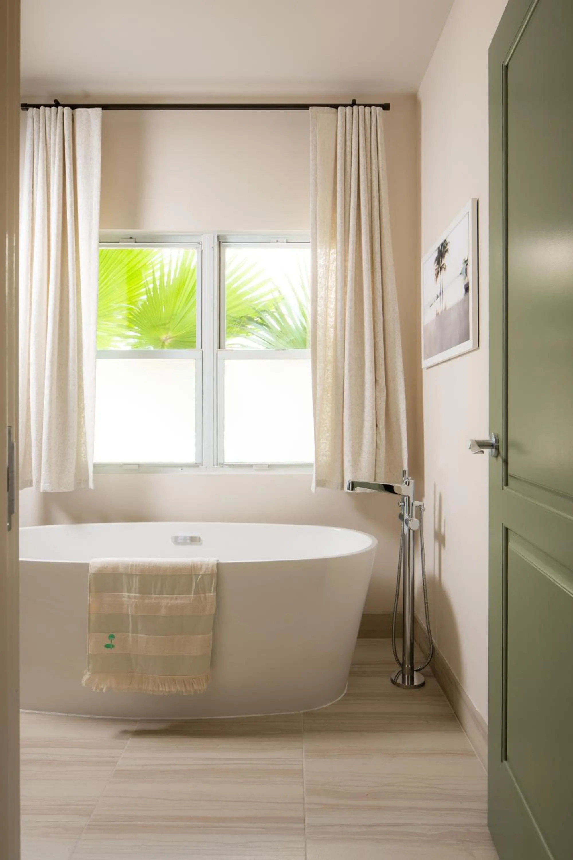 Bath, Bed in The Ryder Hotel