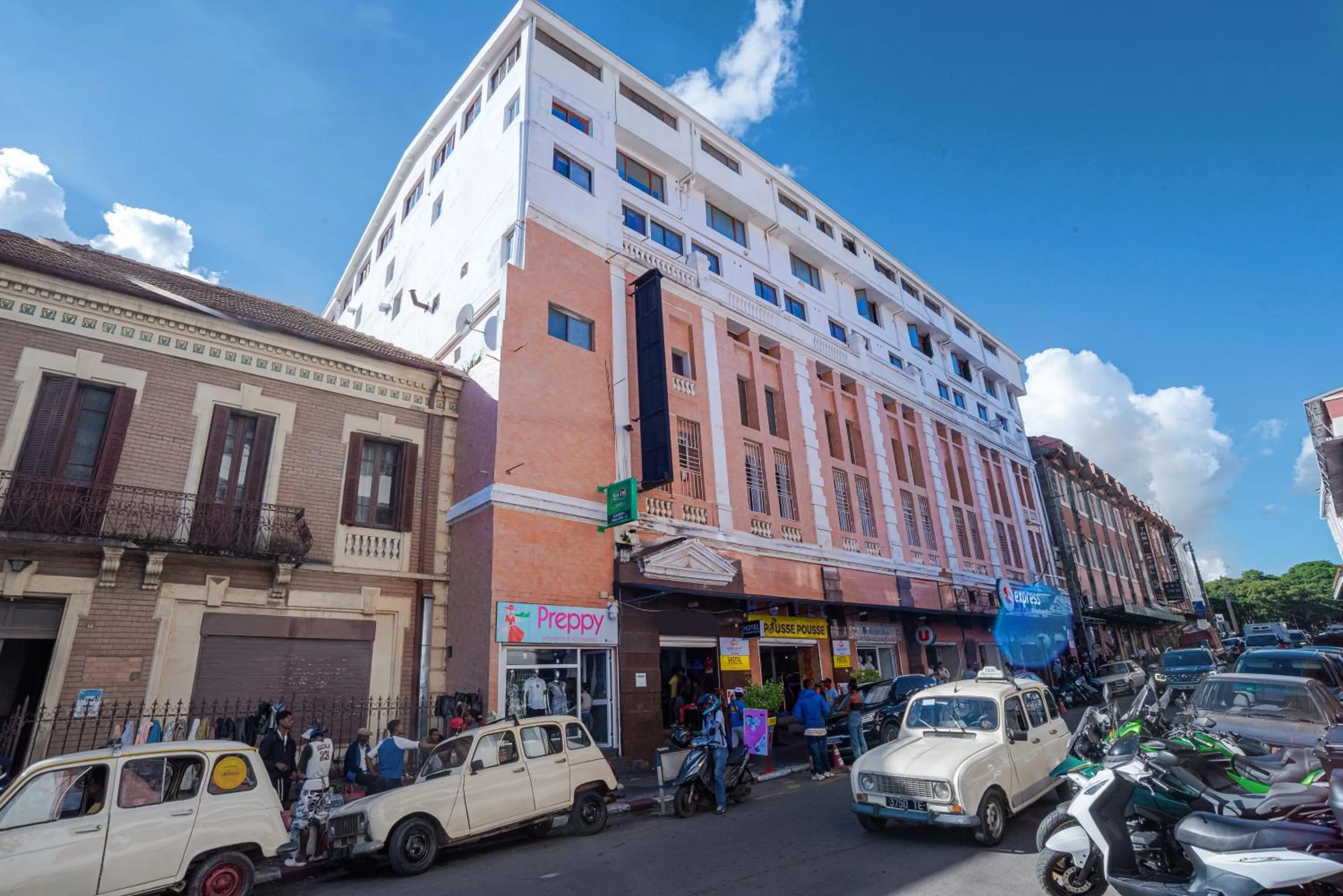 Property building in Hotel Le Pousse Pousse