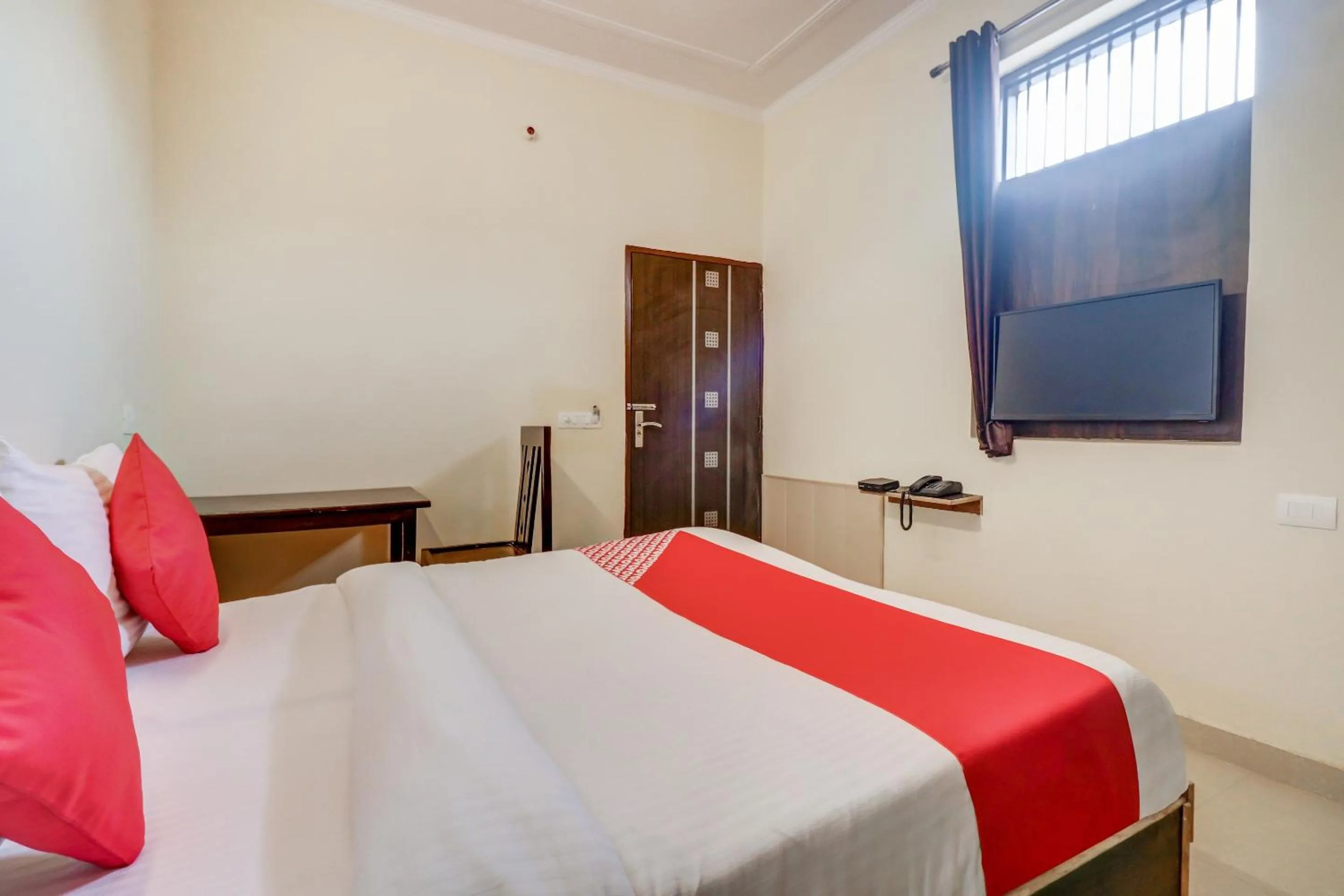 Bedroom in Hotel O Sapphire Near Omaxe Gurgaon Mall