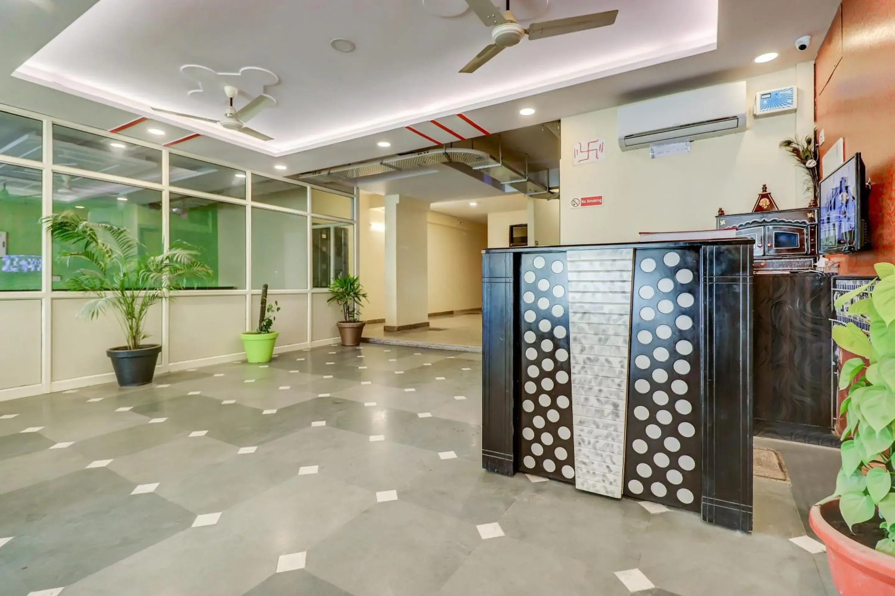 Lobby or reception in Hotel O Sapphire Near Omaxe Gurgaon Mall Lobby or reception in Hotel O Sapphire Near Omaxe Gurgaon Mall