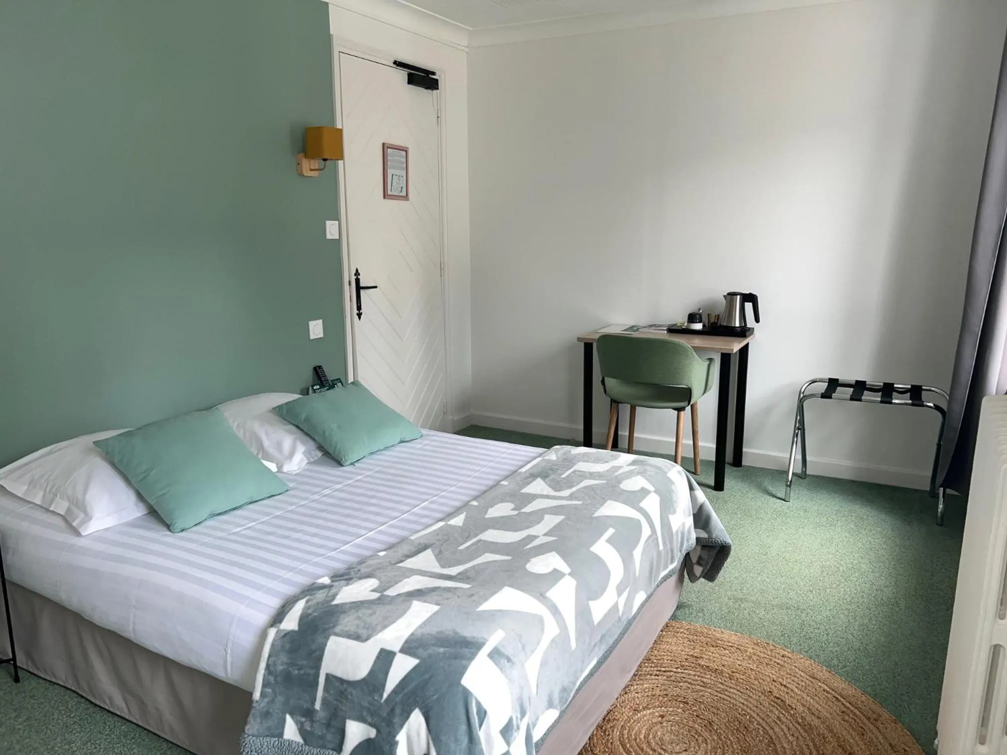 Bed in Logis Hôtel du Commerce