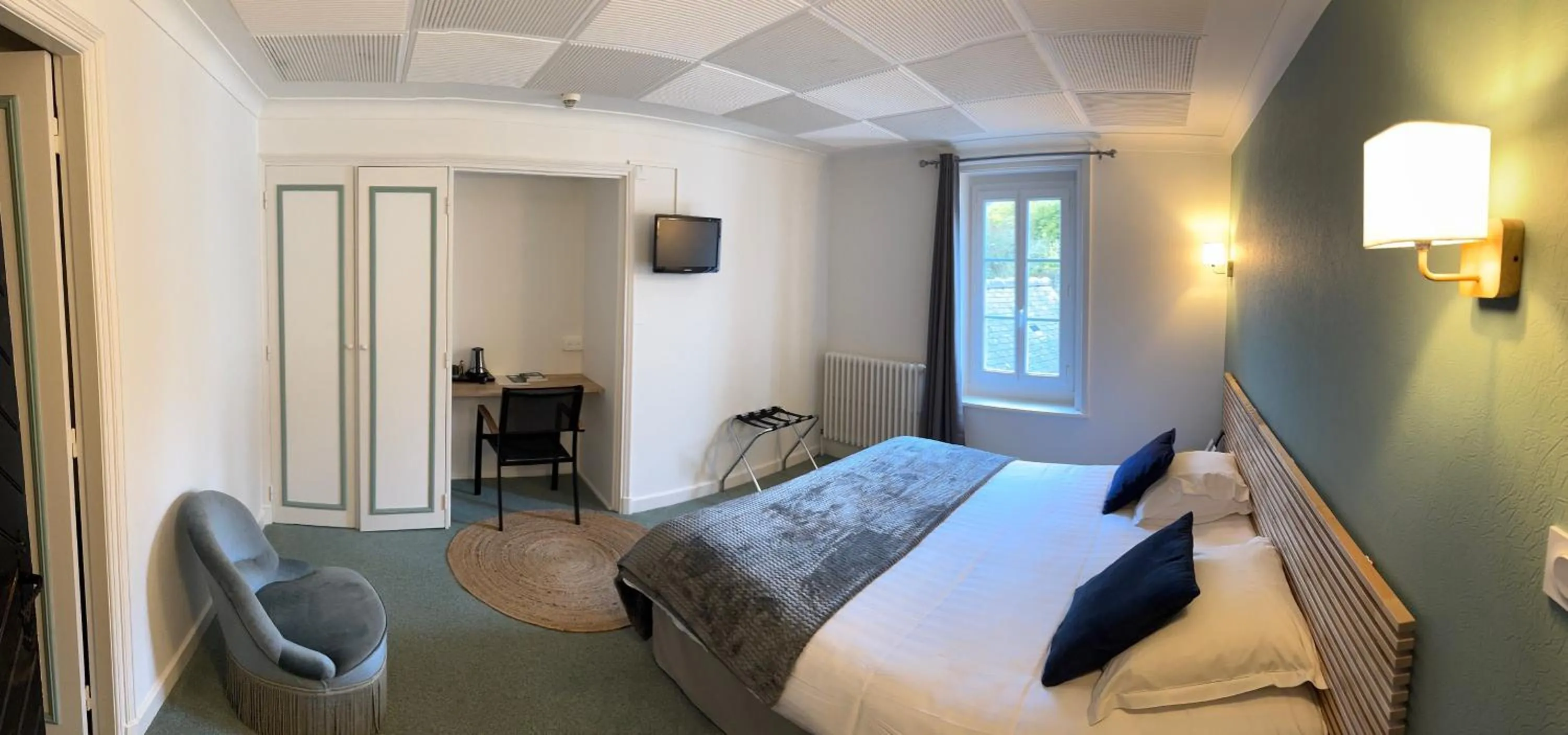 Bed in Logis Hôtel du Commerce