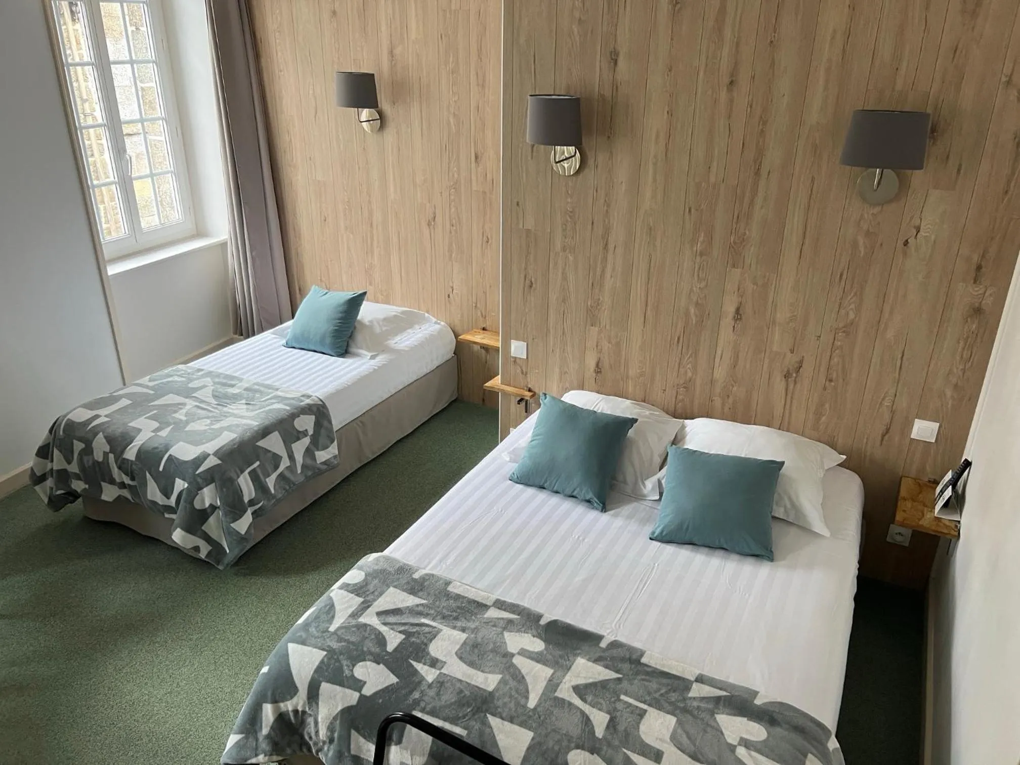 Bed in Logis Hôtel du Commerce