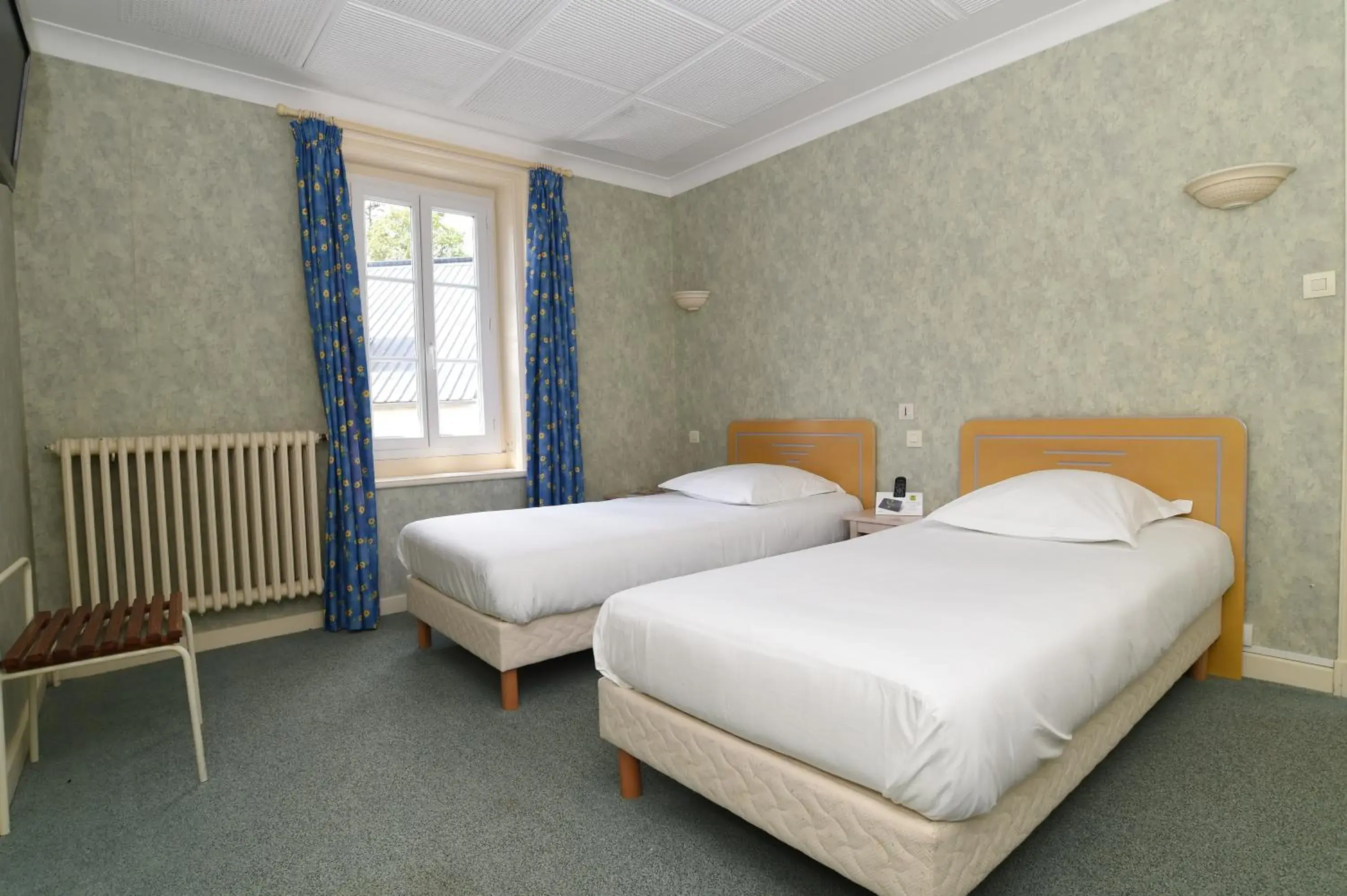 Twin Room in Logis Hôtel du Commerce Twin Room in Logis Hôtel du Commerce