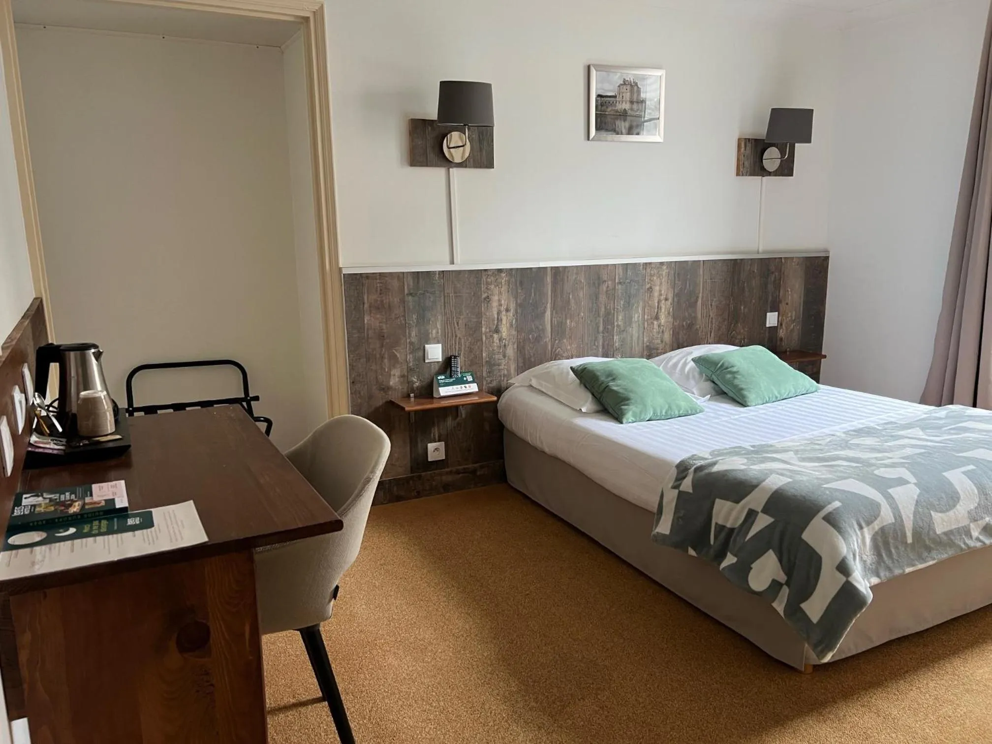 Bed in Logis Hôtel du Commerce