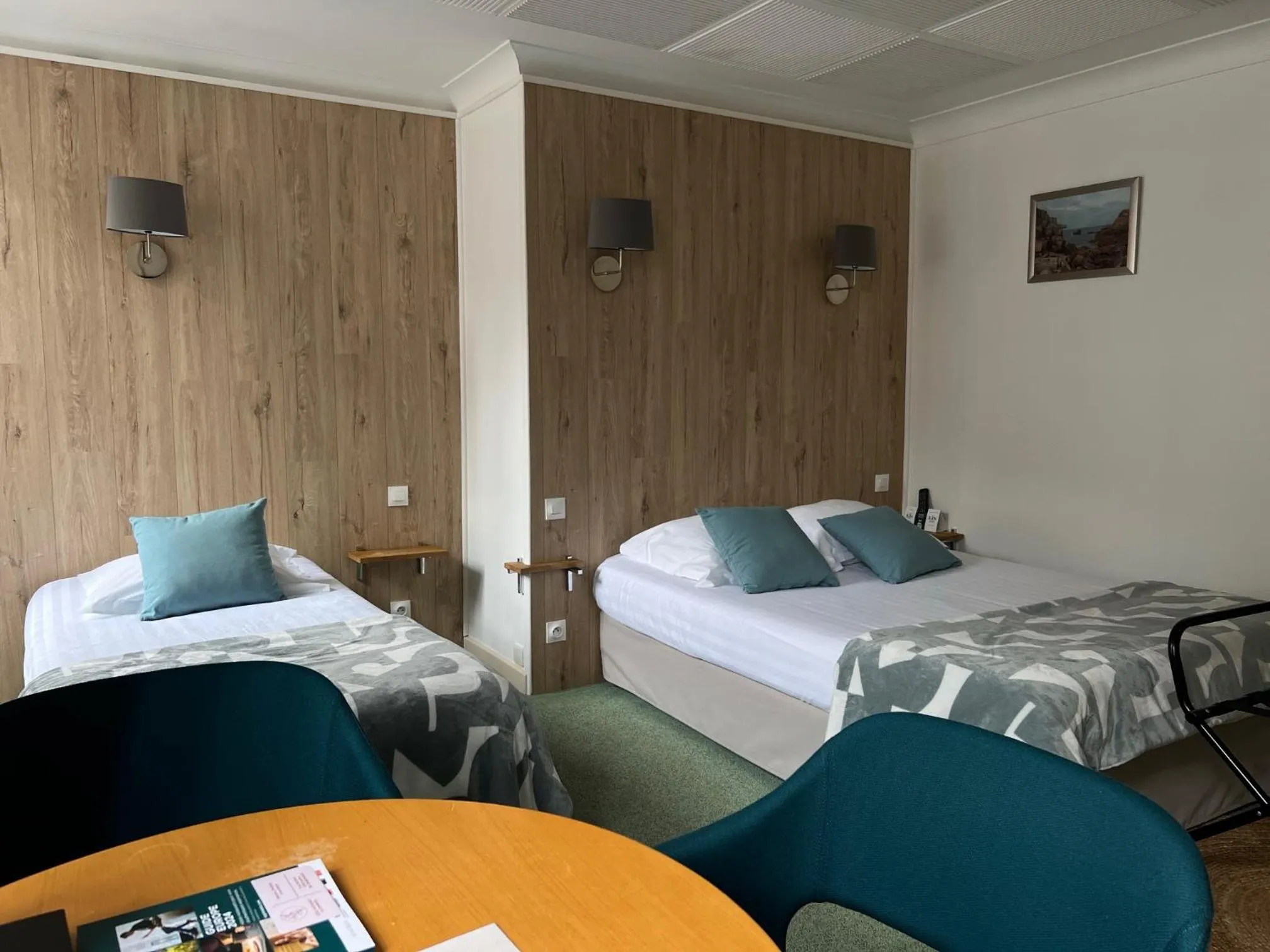 Bed in Logis Hôtel du Commerce