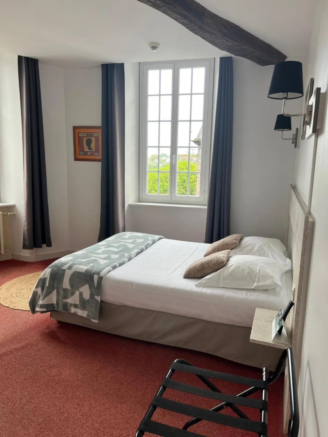 Bed in Logis Hôtel du Commerce